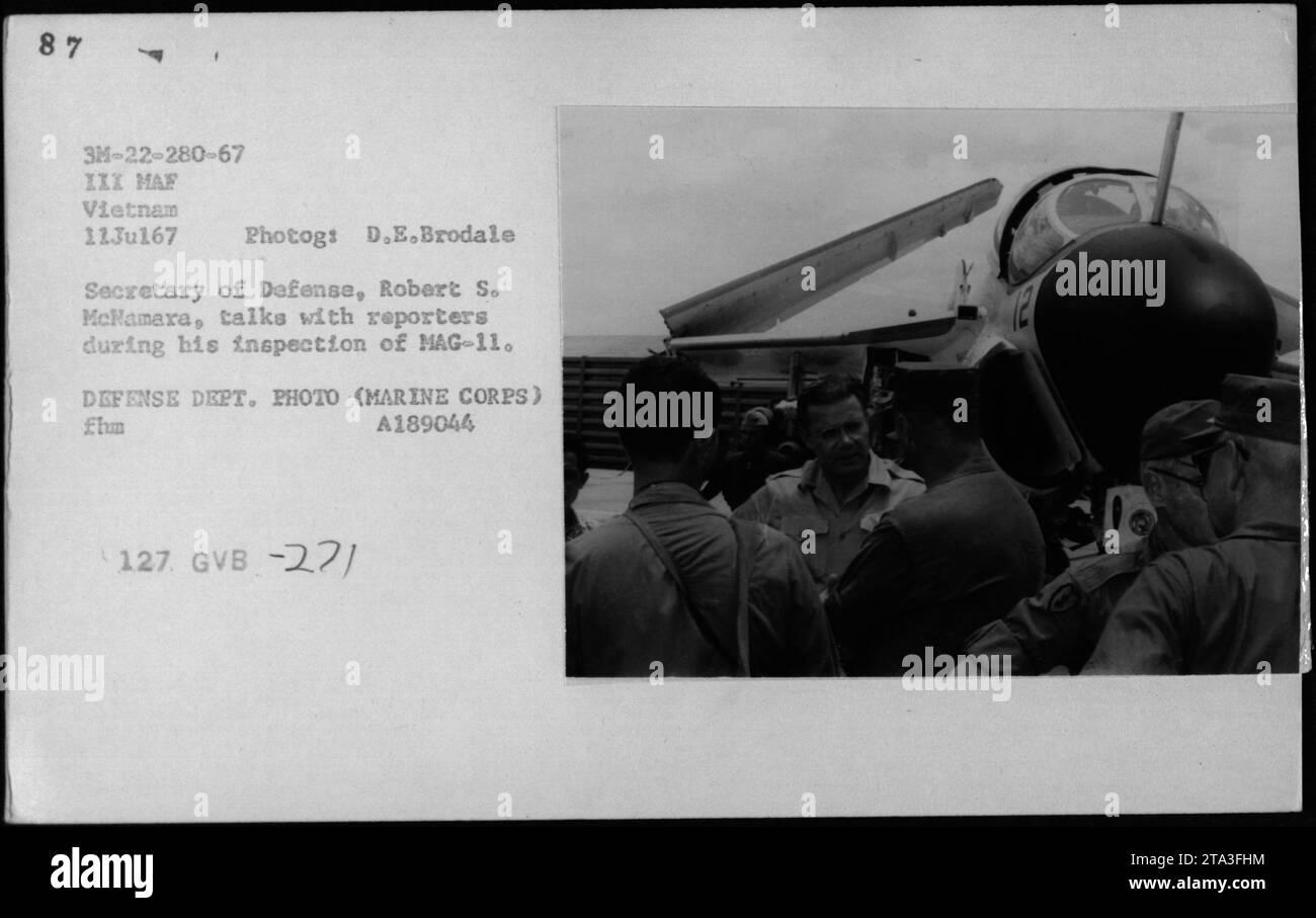 Verteidigungsminister Robert S. McNamara inspiziert die Marine Aircraft Group 11 (mag-11) während seines Besuchs in Vietnam im Juli 1967. Das Foto zeigt, wie er mit Reportern diskutiert, begleitet von Beamten und Beamten, darunter Vizepräsident Hubert Humphrey, General William Westmoreland und Senator Harry F. Byrd. Stockfoto