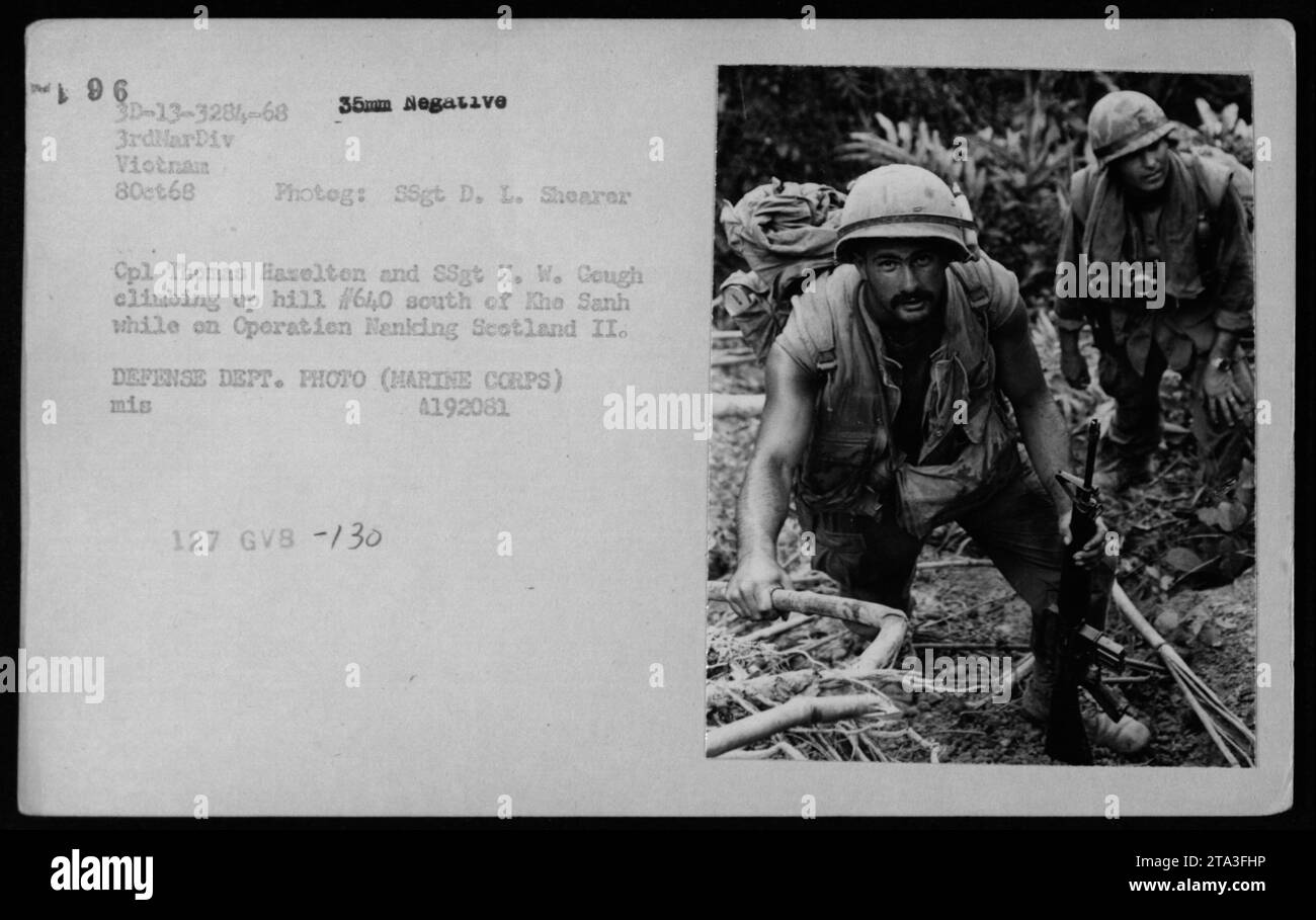 Die Marines kletterten am 8. Oktober 1968 im Rahmen der Operation Nanking, auch bekannt als Operation Scotland II, in Khe Sanh bergauf. Dieses Foto zeigt die intensive Kampfaktivität während des Vietnamkriegs. Fotografiert von SSgt D. L. Shearer, zeigt es die Tapferkeit und Entschlossenheit der Soldaten der 3. Marine-Division. Stockfoto