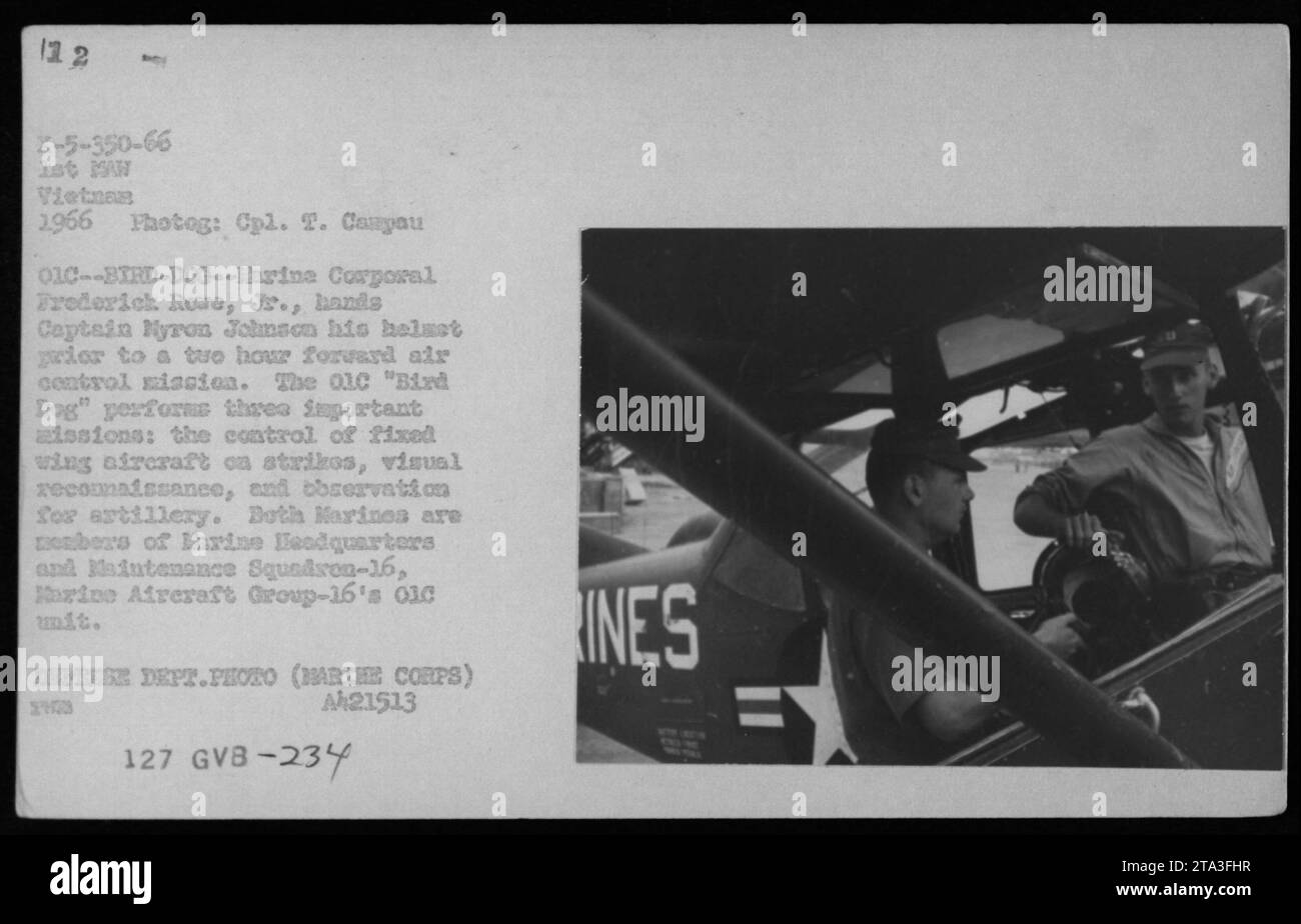 Pilot und Crewman bereiten sich auf die Luftkontrollmission während des Vietnamkriegs vor. Corporal Rowe gibt Captain Johnson seinen Helm vor der zweistündigen Mission. Das „Bird Dog“-Flugzeug kontrolliert Flugzeuge mit festem Flügel, visuelle Aufklärung und Artilleriebeobachtung. Beide Marines sind vom Hauptquartier und vom Unterhaltungs-Geschwader-16, Marine Aircraft Group-16. Stockfoto