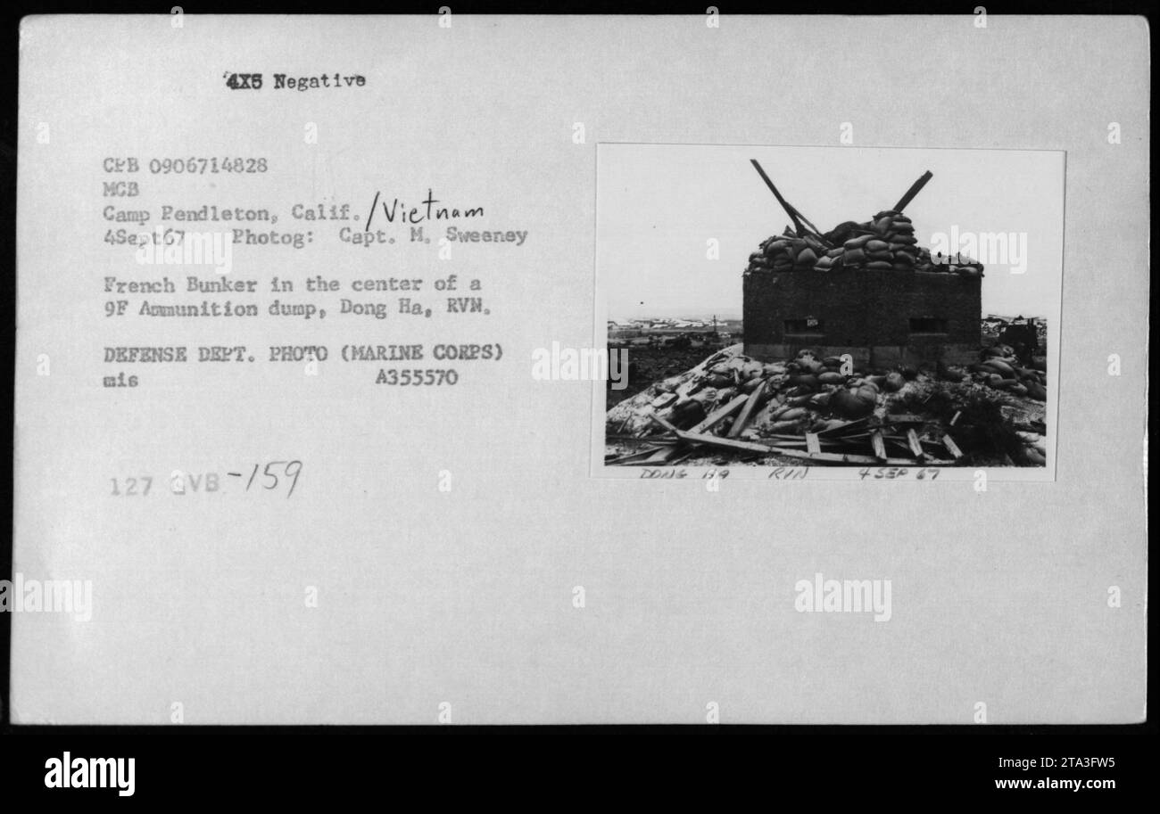 Das Bild zeigt einen französischen Bunker in einer 9F Munitionsdeponie in Dong Ha, Republik Vietnam. Das Foto zeigt militärische Aktivitäten im MCB Camp Pendleton, Kalifornien, und datiert vom 4. September 1967. Das Foto wurde von Captain M. Sweeney mit der angegebenen Referenznummer A355570 und dem Identifikationscode 127 GVB-159 HA 4 S&P 67 aufgenommen. Stockfoto