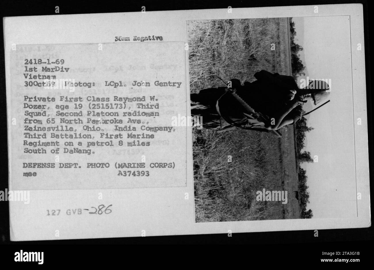 Am 30. Oktober 1969 wurde Raymond W. Dozer, 19 Jahre alt, der India Company, 3. Bataillon, 1. Marine Regiment, Patrouillierte 13 Meilen südlich von Danang, Vietnam, als Teil der Feldoperationen, die von LCpl aufgezeichnet wurden. John Gentry. Stockfoto