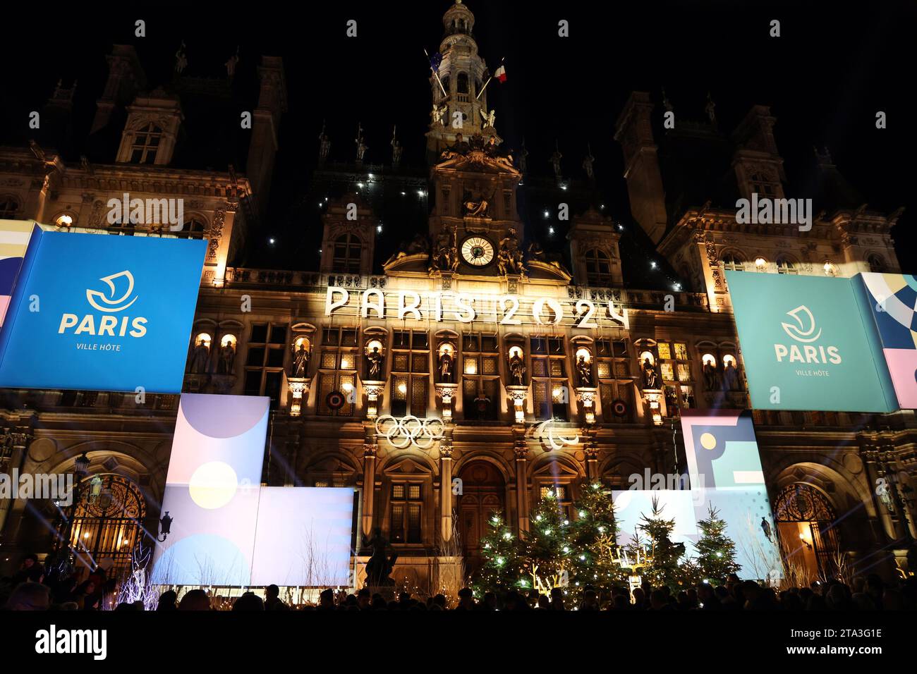 Paris, Frankreich. November 2023. Das Rathaus der französischen Hauptstadt ist am Dienstag, den 28. November 2023, in Paris in den olympischen Farben gehalten. Die Bürgermeisterin der zukünftigen Olympiastadt Anne Hidalgo sagte, dass sie X (ehemaliges Twitter) verlässt und der Plattform vorgeworfen wird, Desinformation und Hass zu verbreiten und eine „gigantische globale Kanalisation“ zu werden. Foto: Maya Vidon-White/UPI. Quelle: UPI/Alamy Live News Stockfoto