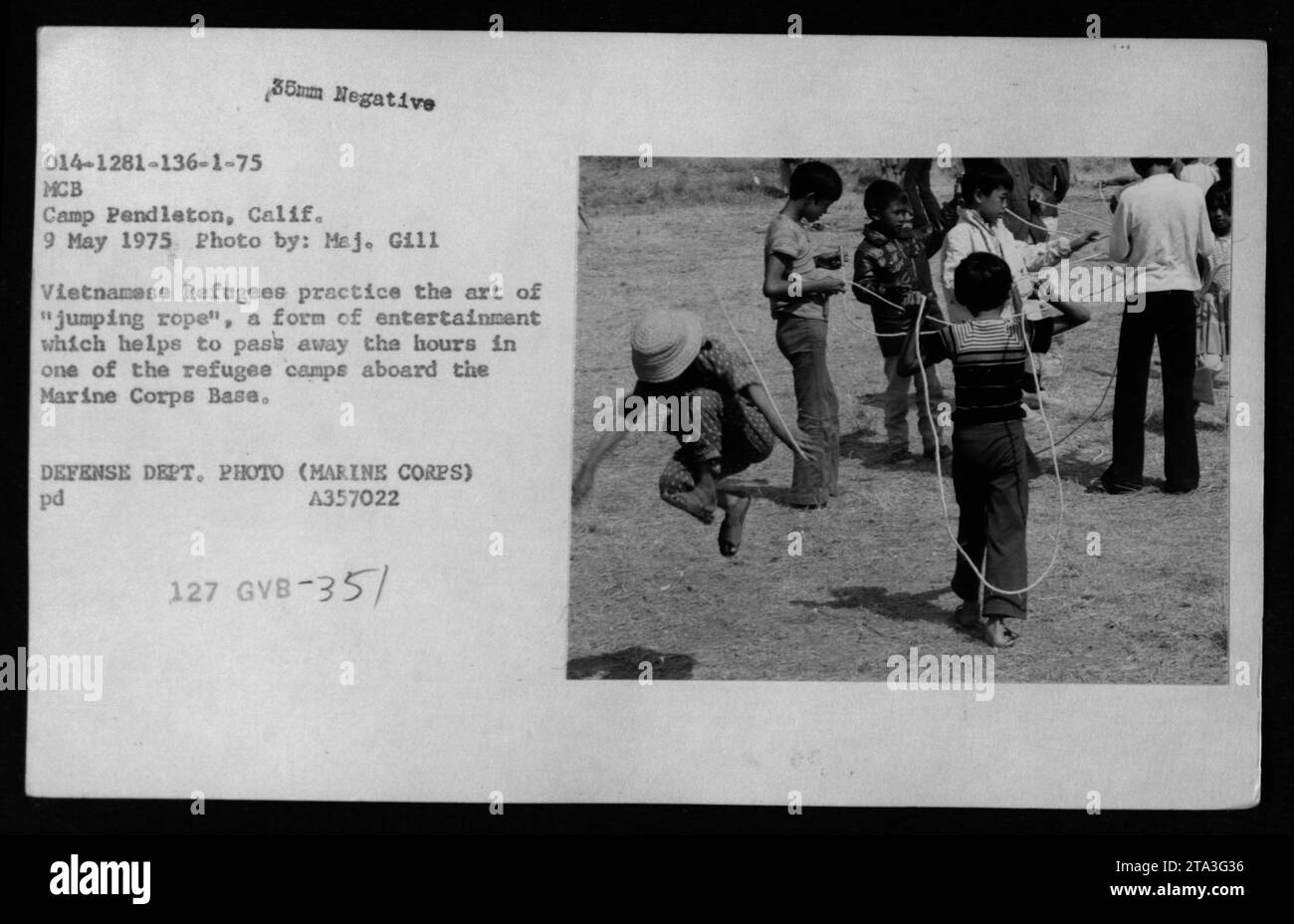 Vietnamesische Flüchtlinge im MCB Camp Pendleton, Kalifornien, nehmen am 9. Mai 1975 an Freizeitaktivitäten Teil, die als „Springseil“ bekannt sind, um die Zeit in einem der Flüchtlingslager zu verbringen. Das Bild zeigt die Szene, als Claudia Cardinale, Nguyen Cao Ky, Rosemary Clooney und Betty Ford das Camp besuchen. Stockfoto
