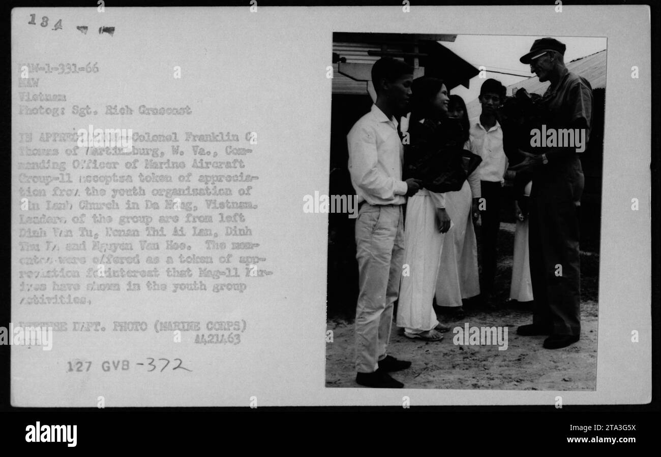 Marine Aircraft Group-11 Commanding Officer, Oberst Franklin C. Thours aus Tartinsburg, W. Va., erhält ein Dankeschön von der Jugendorganisation Ahn Len Glurch in Hans, Vistnoise. Die Führer der Gruppe, Dinh Yên Tu, Teran Thi AF in, Dinh Tinh Yới und Maryen Van Hos überreichten das Geschenk in Anerkennung des Interesses von mag-11 an Jugendaktivitäten. Das Foto wurde von Sergeant Rich Graconst aufgenommen. Stockfoto