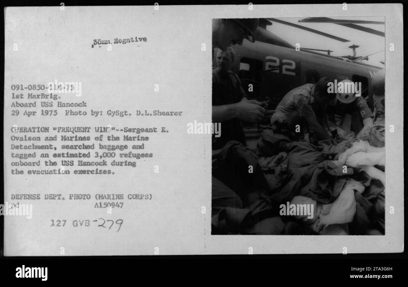 Sergeant E. Ovalson und das Marine Detachment suchen und markieren 3.000 Flüchtlinge an Bord der USS HANCOCK während der Operation Frequent Wind am 29. April 1975. Stockfoto