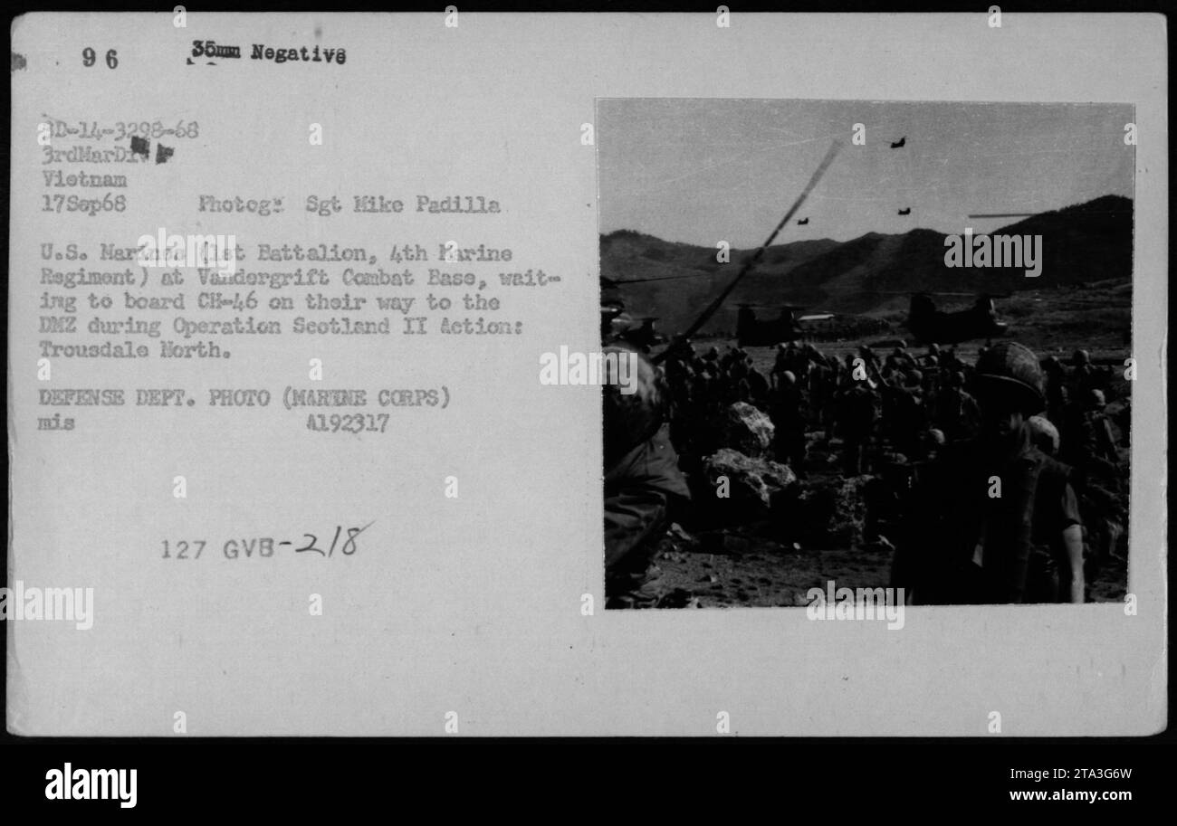 US-Marines des 1. Bataillons, 4. Marine-Regiment, warten am 17. September 1968 auf dem Weg zur DMZ für Operation Scotland II (Truesdale North) auf den Hubschraubern der CH-46. Foto von Sgt Hike Padilla, Verteidigungsministerium. Stockfoto