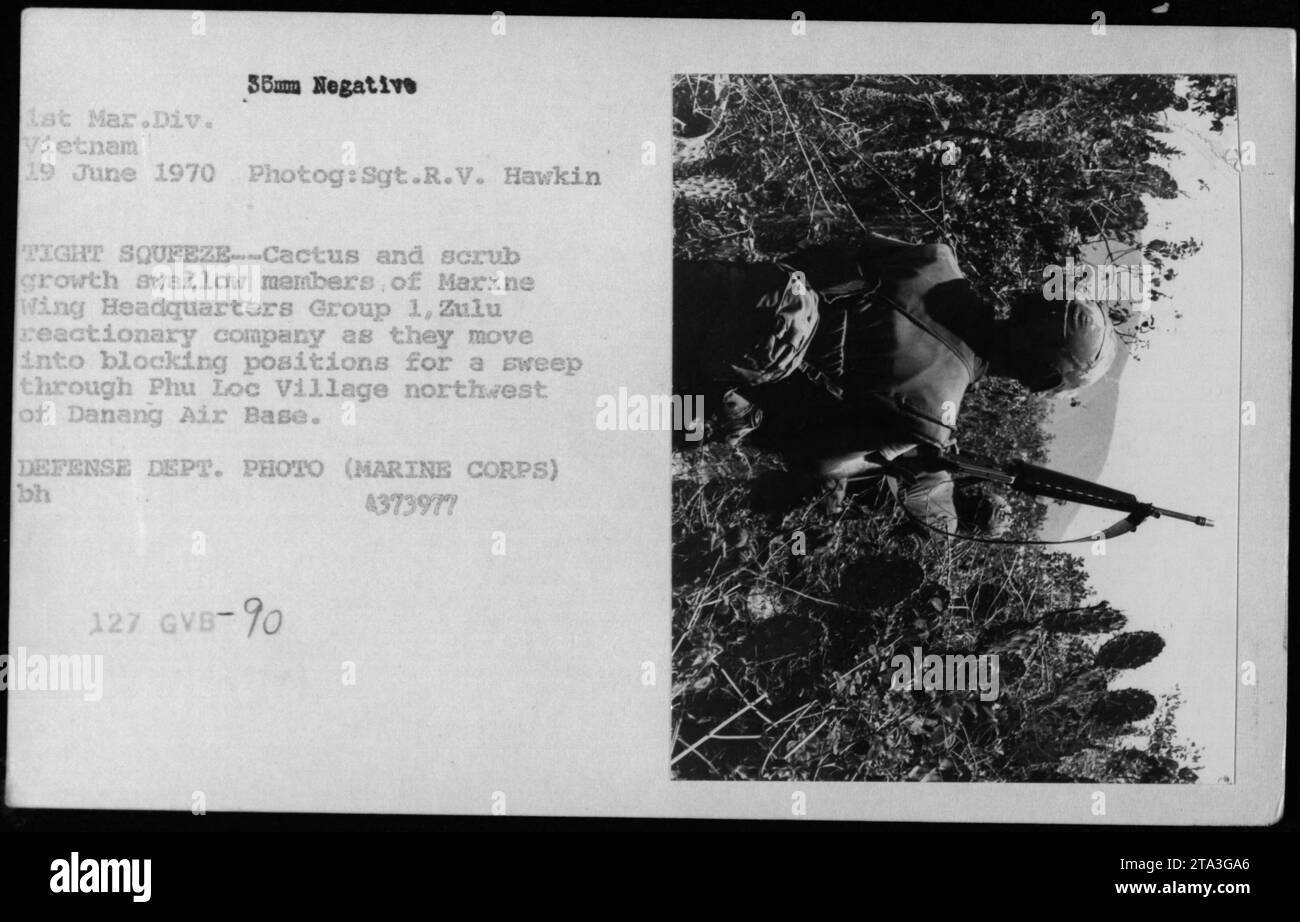 Mitglieder des Hauptquartiers der Marine Wing Gruppe 1 bewegen sich durch dichte Kakteen und Buschwälder, während sie an einem Rundflug durch das Dorf Phu Loc, nordwestlich der Danang Air Base, teilnehmen. Das Foto zeigt die schwierigen und klaustrophobischen Bedingungen, denen die Marines während der Kampfeinsätze in Vietnam gegenüberstanden. Foto am 19. Juni 1970 von Sgt.R.V. Hawkin. Stockfoto