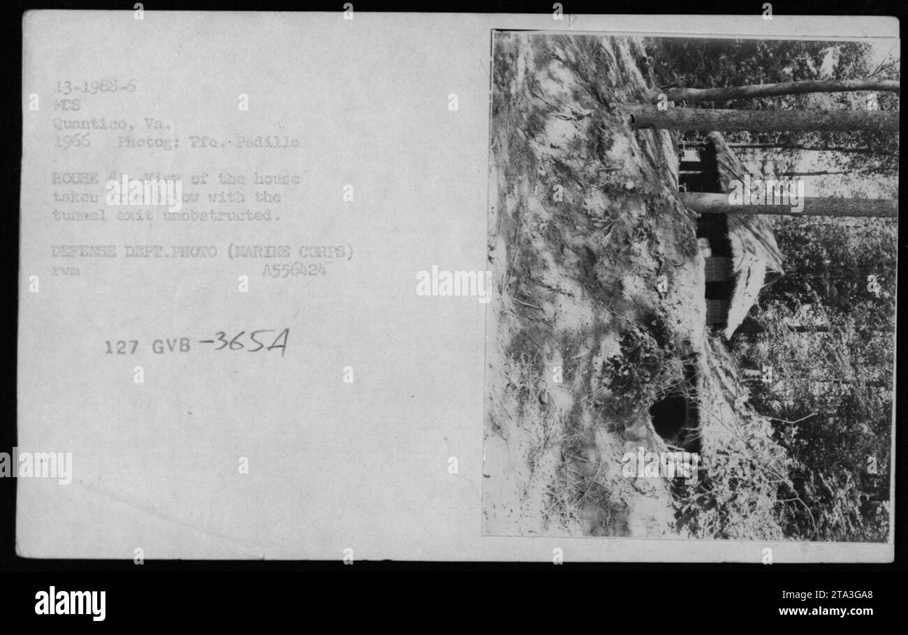 Ein Foto eines Hauses von unten mit freiem Blick auf den Tunnelausgang. Dieses Bild ist Teil einer Serie mit dem Titel „Fotografien amerikanischer Militäraktivitäten während des Vietnamkriegs“. Das Foto wurde von PFC. Padilla im Jahr 1966 im MCS Quantico, Va. Aufgenommen Es ist ein Foto des Verteidigungsministeriums, das dem Marine Corps gehört. Das Bild ist mit A556424 VM 127 GVB-3654 beschriftet. Stockfoto