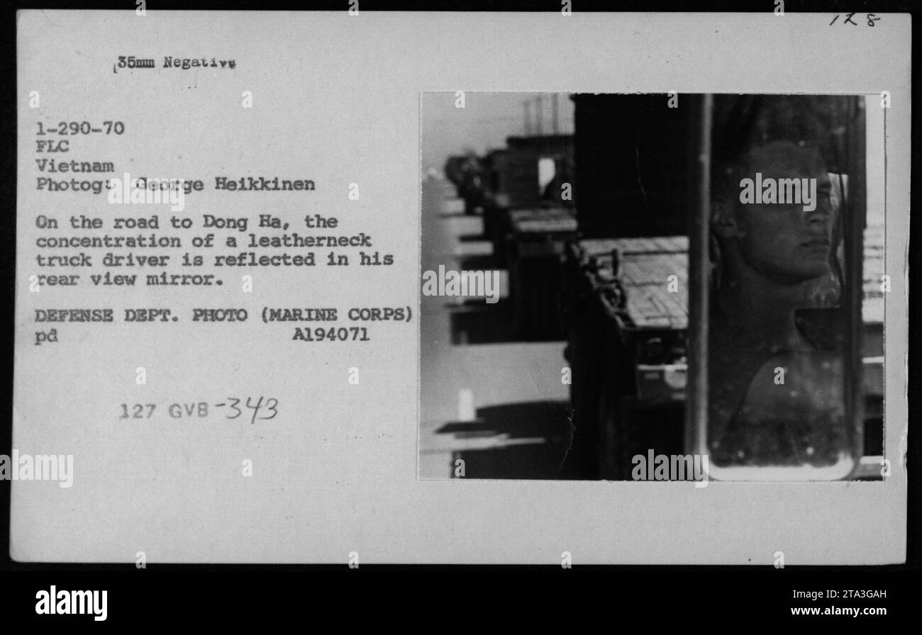 Während des Vietnamkriegs wird ein Fahrer eines Marine-LKW auf der Straße nach Dong Ha, Vietnam, fotografiert. Sein Fokus und seine Aufmerksamkeit spiegeln sich in seinem Rückspiegel wider. Bild von George Heikkinen, das amerikanische Militäraktivitäten dokumentiert. Stockfoto
