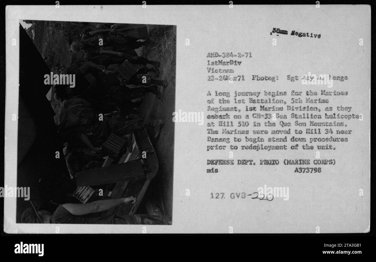 Soldaten des 1. Bataillons, 5. Marine-Regiment, 1. Marine-Division besteigen am 23. März 1971 einen CH-53 Seehengst in Que Son Mountains, um nach Hill 34 bei Danang zu verlegen, fotografiert von Sgt. Ray Menge während militärischer Operationen. Stockfoto