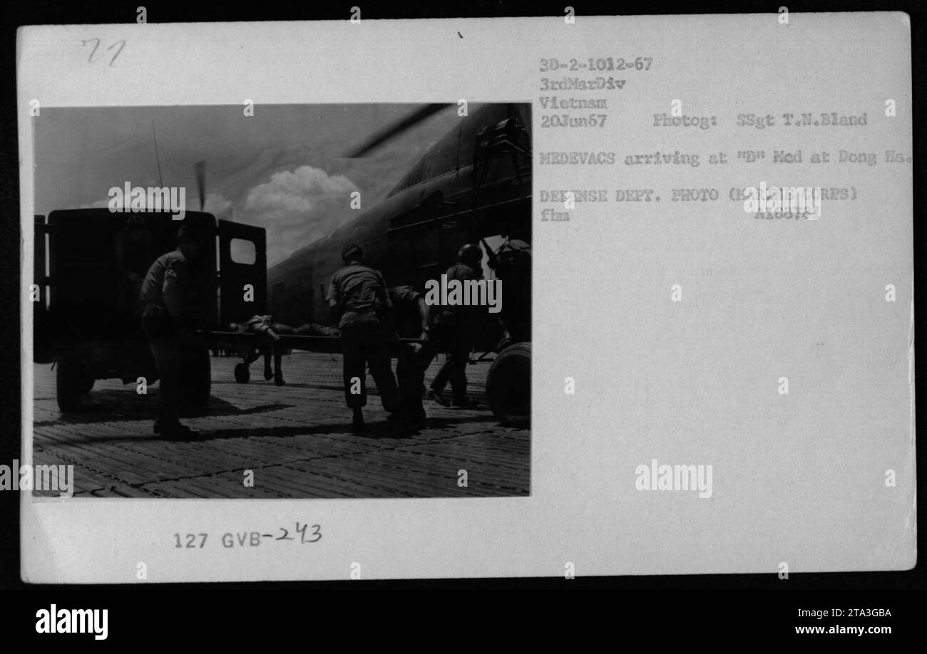 Medizinische Evakuierungshubschrauber treffen am 20. Juni 1967 in D Med, Dong Ha, Vietnam ein. Transport von verletzten Soldaten in Militärkrankenhäuser während amerikanischer Operationen im Vietnamkrieg. Stockfoto