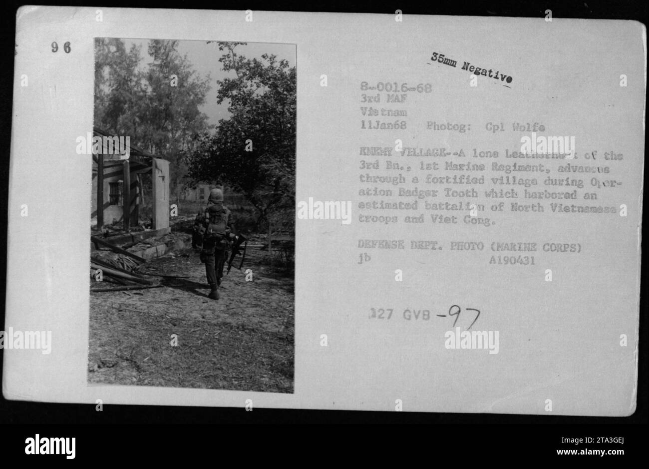 Ein einsamer US-Marine aus dem 3. Bataillon, 1. Marine-Regiment, durchquert ein befestigtes Dorf während der Operation Badger Tooth am 11. Januar 1968. Das Dorf beherbergte ein geschätztes Bataillon aus nordvietnamesischen Truppen und vietnamesischen Kämpfern. Dieses Foto ist Teil der 3rd Marine Amphibious Force (3rd MAF) Sammlung von Corporal Wolfo. Das Verteidigungsministerium (Marine Corps) Foto A190431. Stockfoto