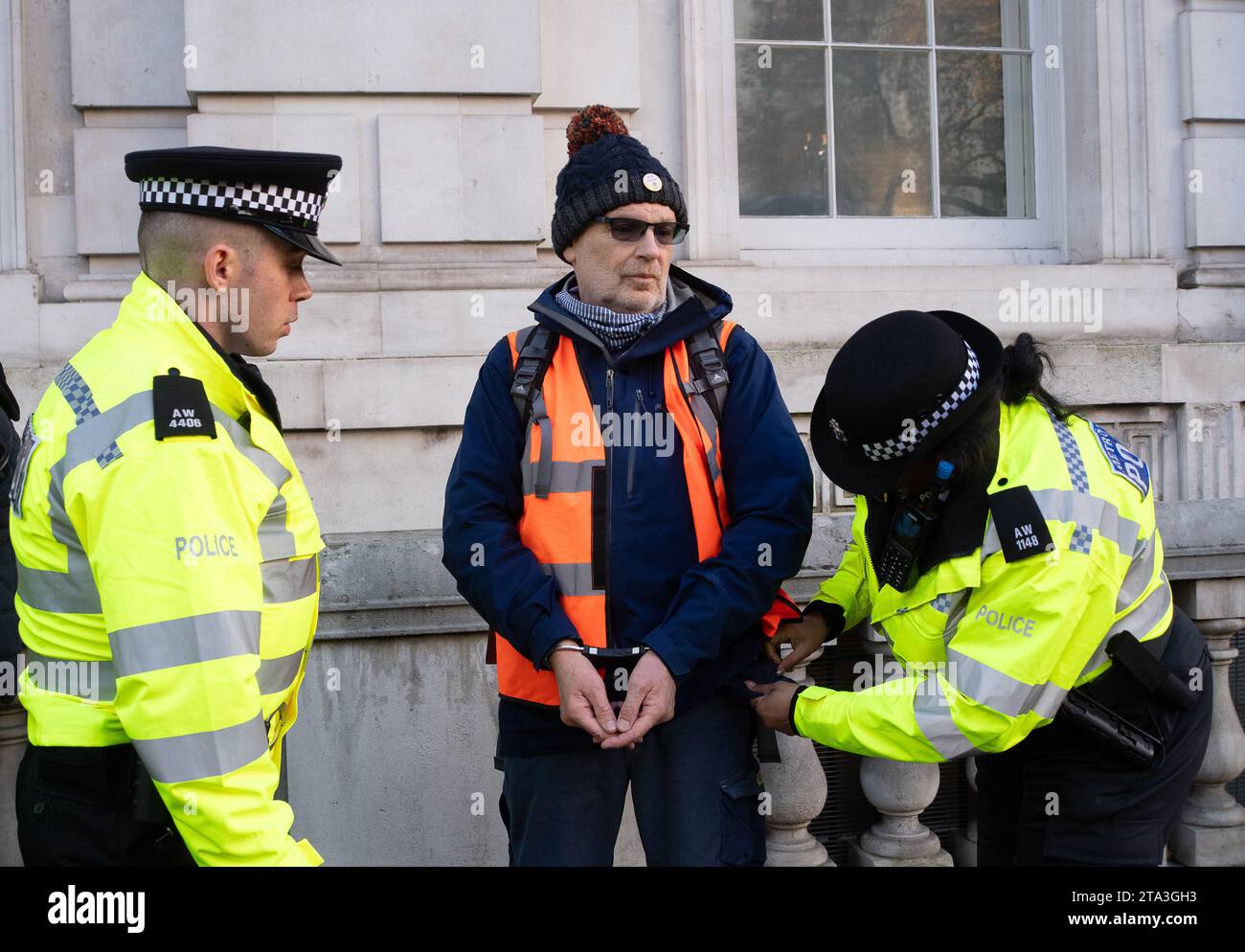 Whitehall, London, Großbritannien. November 2023. Just Stop Oil Demonstranten protestierten heute wieder in London. Sie begannen ihren Protest am Trafalgar Square. Als zwei ältere Demonstranten außerhalb der Downing Street auf die Straße marschierten, wurden sie schnell von der Met Police verhaftet und mit Handschellen gefesselt. Julie Redman, 72, die heute verhaftet wurde, ist eine Großmutter von sieben Kindern aus Fife. Sie sagte: „Ich bin verzweifelt wegen der Klimakrise. Sie beschleunigt sich in alarmierendem Tempo, und dennoch erteilt unsere Regierung immer noch neue Lizenzen für Öl und Gas. Es sind meine Enkel, die die Hauptlast des Klimazusammenbruchs tragen werden Stockfoto