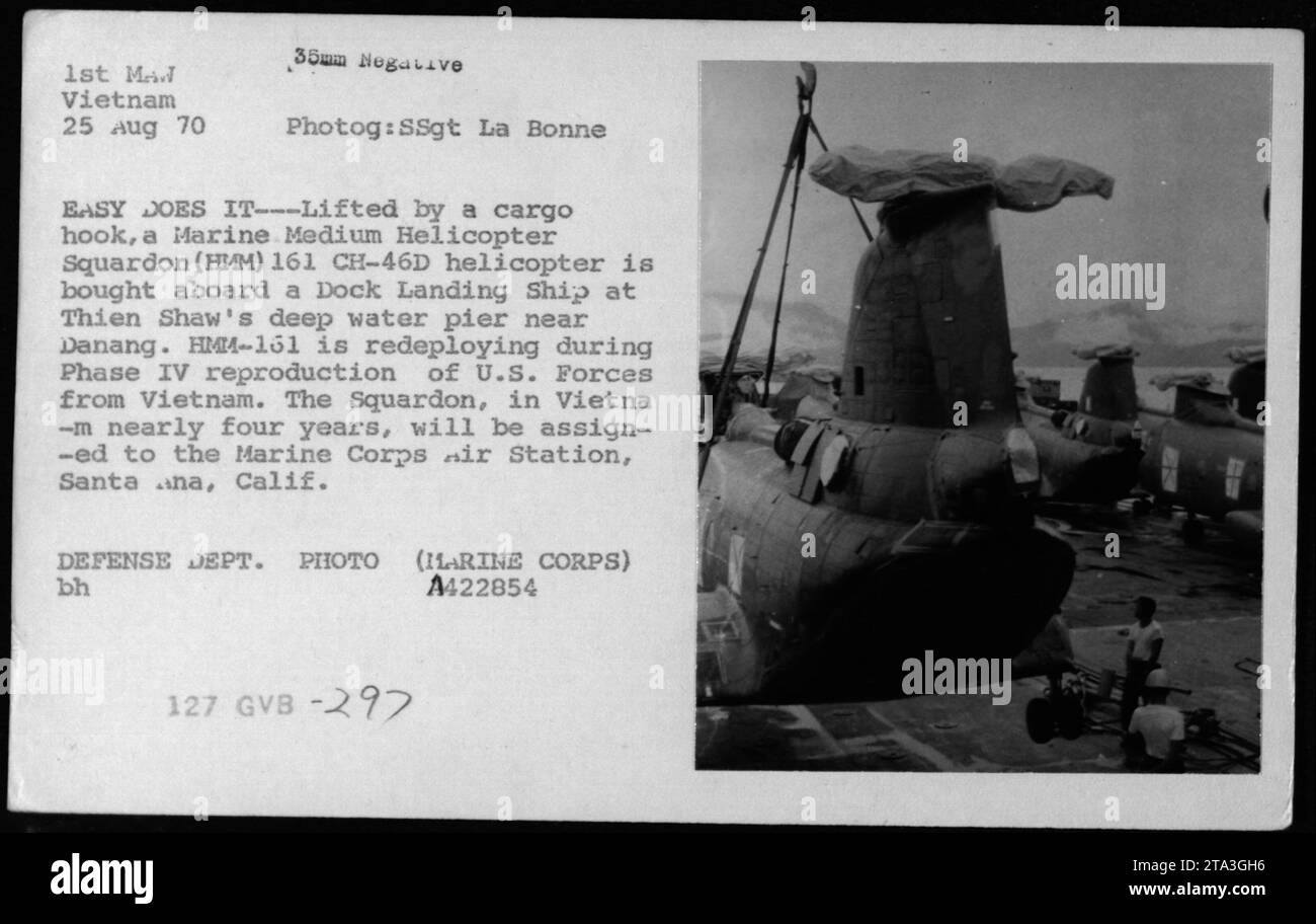 Eine Marine Medium Helicopter Squadron (HMM) 161 CH-46D Hubschrauber wird mit einem Frachthaken auf ein Dock Landing Ship an Thien Shaws Tiefwasserpier nahe Danang gehoben. HMM-161 wird im Rahmen des Phase-IV-Rückzugs der US-Streitkräfte aus Vietnam neu eingesetzt. Das Geschwader, das seit fast vier Jahren in Vietnam stationiert ist, wird der Marine Corps Air Station in Santa Ana, Kalifornien, zugeordnet. Stockfoto