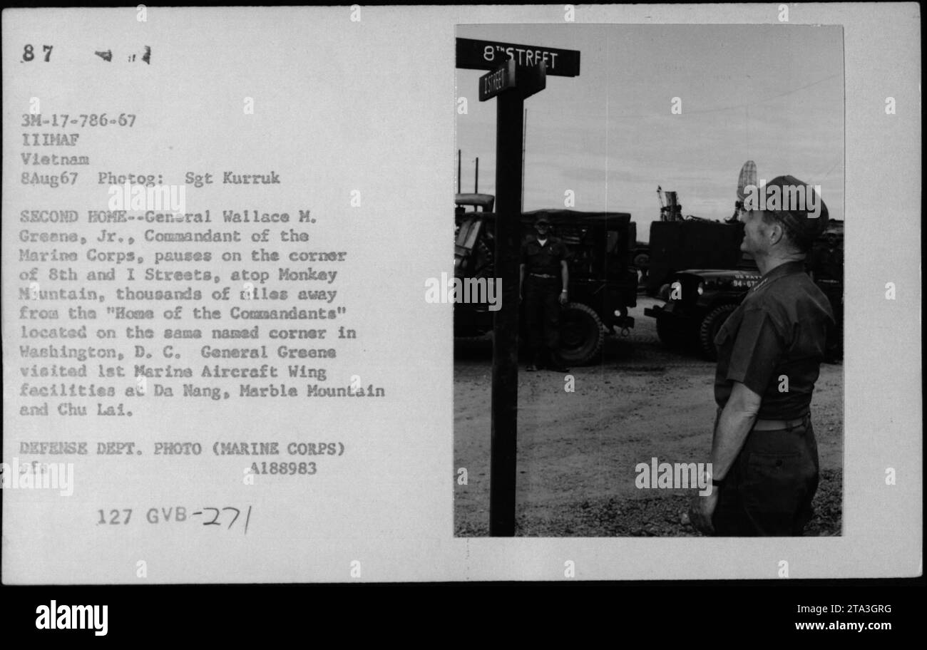 General Wallace M. Greene, Jr., Kommandant des Marine Corps, besucht die Einrichtungen des 1st Marine Aircraft Wing in da Nang, Marble Mountain und Chu Lai in Vietnam. Er hält an der Ecke 8th Street und I Street auf dem Monkey Mountain, tausende Meilen von der „Heimat der Kommandanten“ in Washington, D.C. entfernt (8. August 1967). Stockfoto