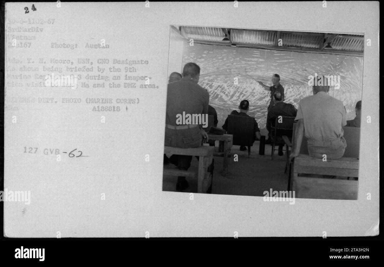 Am 2. Juli 1967 wurde der USN-Offizier Austin D.T.H. Hoore vom 9. Marine-Regiment 8-3 während einer Inspektion bei Dong Ha und der DMZ in Vietnam unterrichtet. Stockfoto