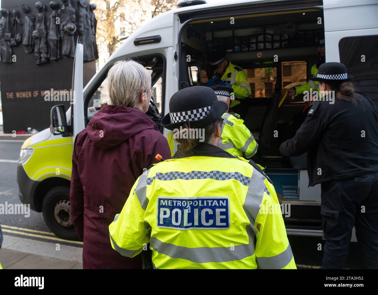 Whitehall, London, Großbritannien. November 2023. Just Stop Oil Demonstranten protestierten heute wieder in London. Sie begannen ihren Protest am Trafalgar Square. Als zwei ältere Demonstranten außerhalb der Downing Street auf die Straße marschierten, wurden sie schnell von der Met Police verhaftet und mit Handschellen gefesselt. Julie Redman, 72, (im Bild), die heute verhaftet wurde, ist eine Großmutter von sieben Kindern aus Fife. Sie sagte: „Ich bin verzweifelt wegen der Klimakrise. Sie beschleunigt sich in alarmierendem Tempo, und dennoch erteilt unsere Regierung immer noch neue Lizenzen für Öl und Gas. Es sind meine Enkel, die die Hauptlast des Klimas tragen werden Stockfoto