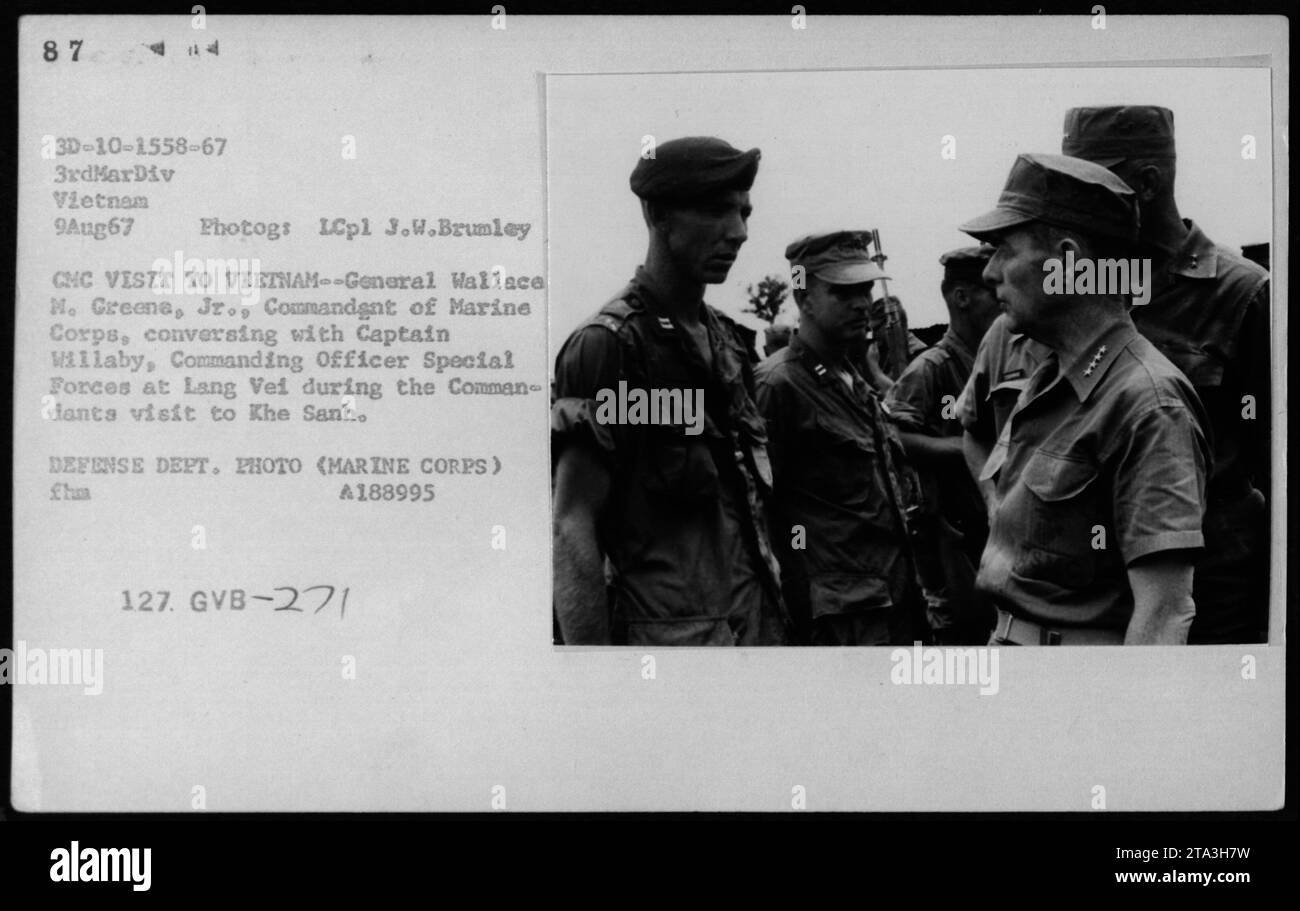 Marinekorps Commandant General Wallace M. Greene Jr. wird während ...