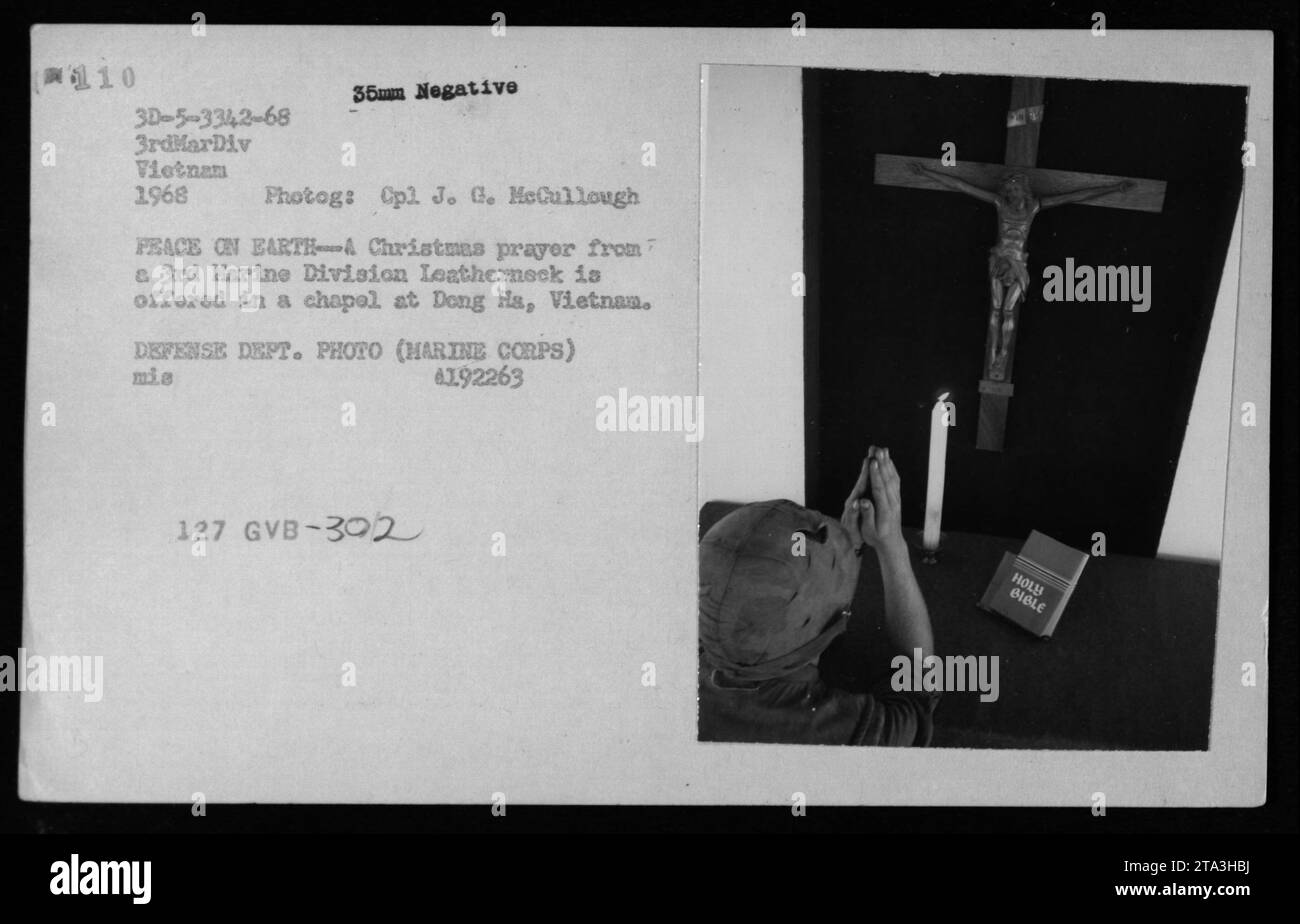 Soldaten der 3. Marine-Division geben 1968 in einer Kapelle in Dong Ha, Vietnam, ein Weihnachtsgebet ab, das die Rolle der Religion und des Gottesdienstes für die Truppen während des Vietnamkriegs widerspiegelt. Stockfoto