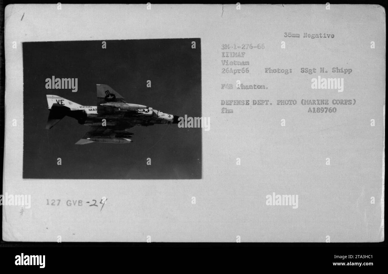 Ein F-4-Phantom-Flugzeug des U.S. Marine Corps, das hier am 26. April 1966 während des Vietnamkriegs abgebildet wurde. Das Flugzeug ist Teil der 35th Marine Aircraft Group, die zur Pacific Fleet gehört. Das Foto wurde von SSgt H. Shipp aufgenommen, der in Vietnam diente. Stockfoto