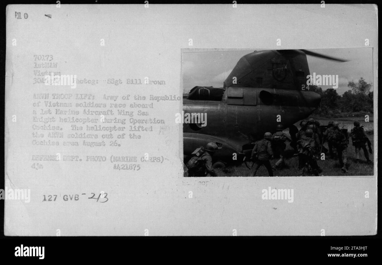 ARVN-Soldaten stiegen am 26. August 1967 während der Operation Cochise an Bord eines Marine Corps Sea Knight Helikopters, um Truppenaufzüge aus dem Cochise-Gebiet in Vietnam zu unterstützen. Stockfoto
