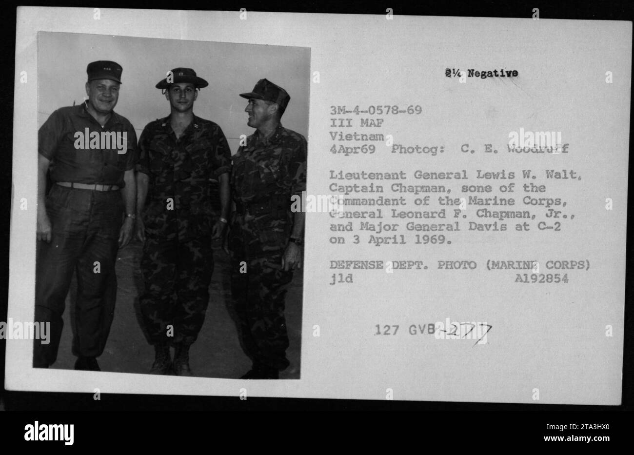 Generalleutnant Lewis W. Walt, Captain Chapman und Major General Davis werden am 3. April 1969 auf der C-2 in Vietnam gesehen. Sie wurden auf diesem Foto während militärischer Aktivitäten aufgenommen und zeigen die Anwesenheit hochrangiger Beamter, die Operationen im Vietnamkrieg überwachen. Das Bild wurde von C.E. Woodruff aufgenommen und dient als historische Aufzeichnung. Stockfoto