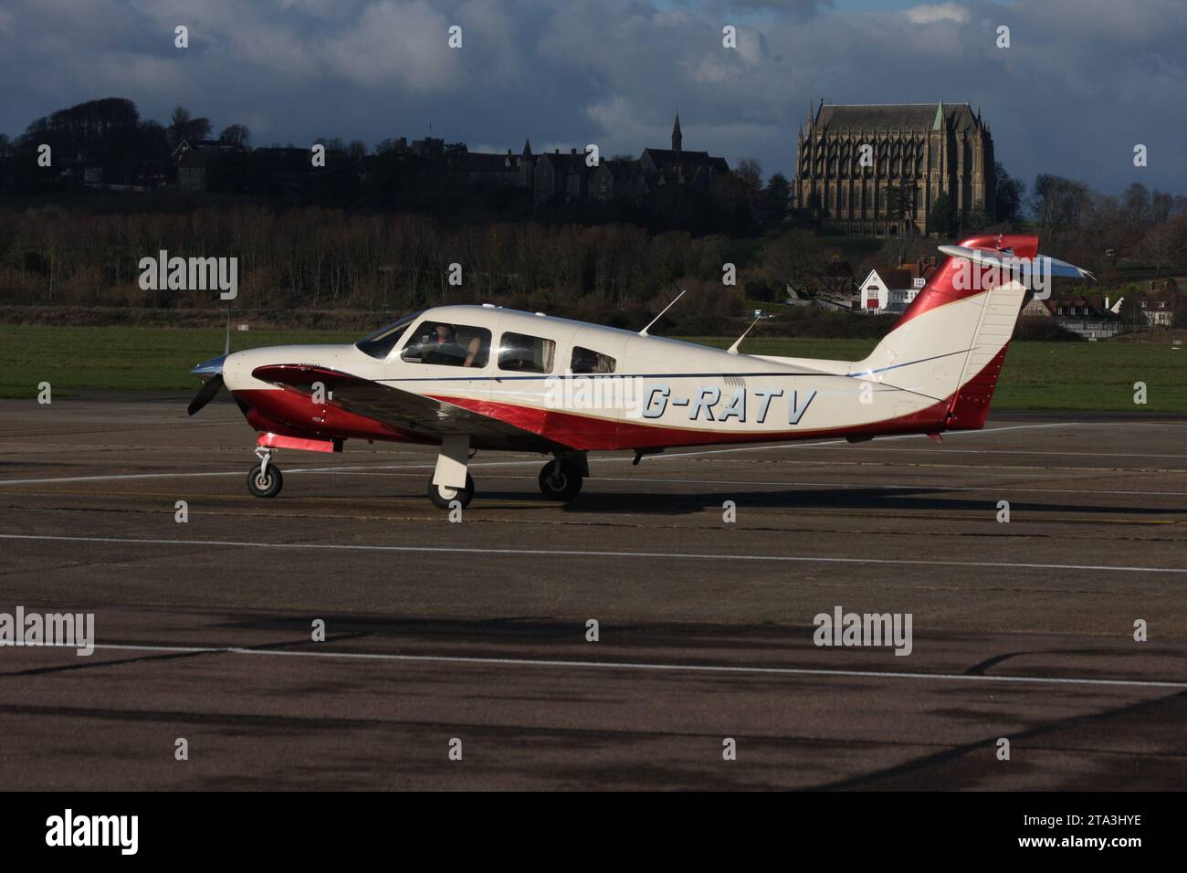 Ein Piper PA-28RT-201T Turbo Arrow IV auf der Ausfahrt am Brighton City Airport Stockfoto