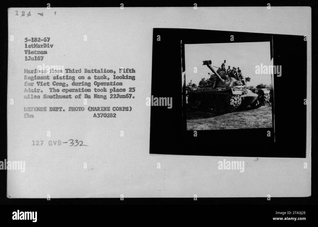 Marines des Dritten Bataillons, des Fünften Regiments, sitzen während