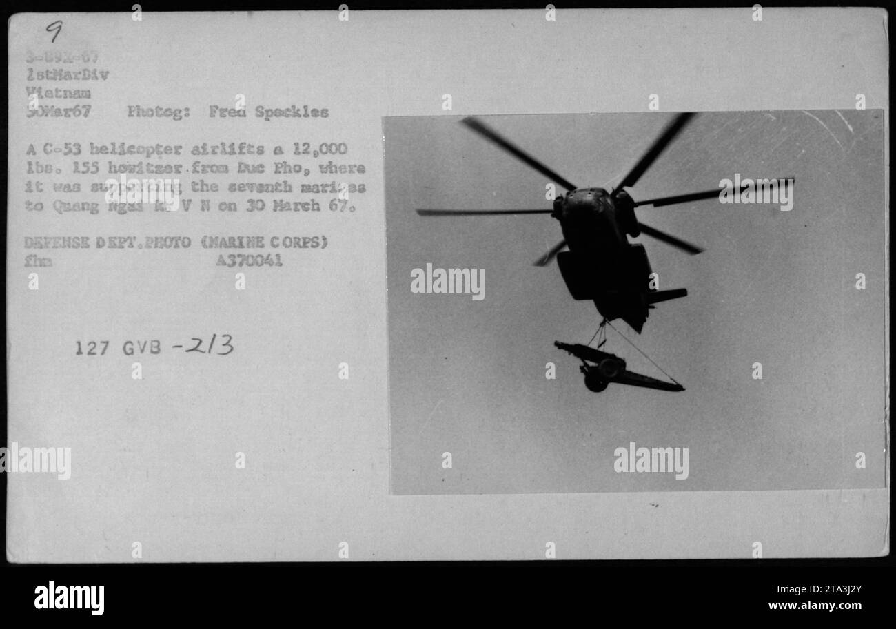 Am 30. März 1967 wurde ein C-53 Hubschrauber mit einer 12.000 lbs. 155-Haubitze gesehen, wie er die schwere Artillerie von Duc Pho nach Quang Ngai, Vietnam transportierte. Das Flugzeug unterstützte die siebten Marines während dieser Militäroperation. Dieses Foto, aufgenommen von Fred Speckles, ist ein offizielles Foto des Verteidigungsministeriums vom Marine Corps. Stockfoto