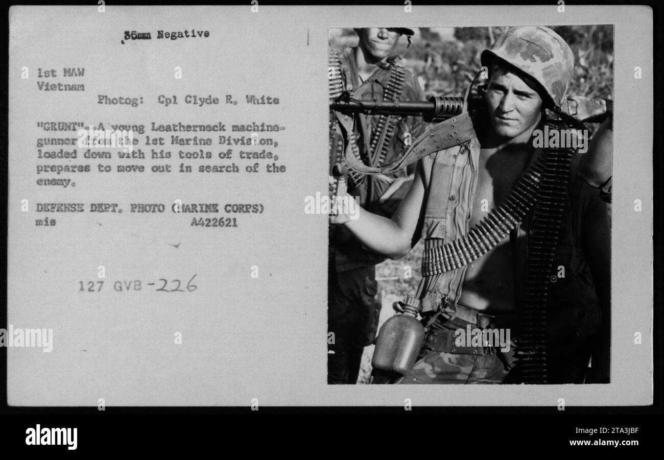 Ein Maschinenschützer der 1. Marine-Division bereitet sich auf eine Suchoperation während einer amphibischen Übung in Vietnam im Jahr 1962 vor, vollständig ausgestattet mit Waffen und Ausrüstung. Stockfoto