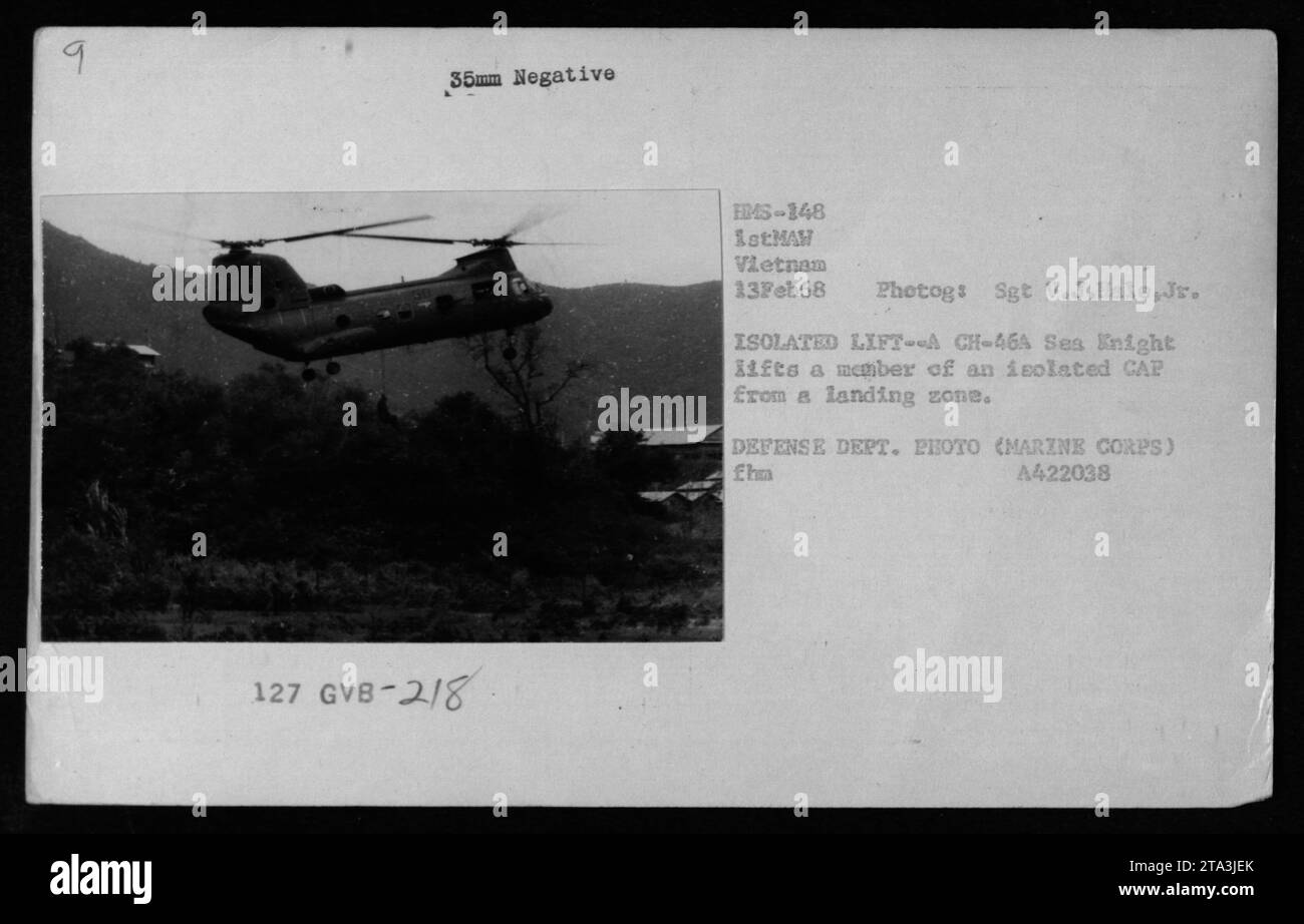 Ein CH-46A Sea Knight Hubschrauber ist gezeigt, der während des Vietnamkrieges am 13. Februar 1968 ein Mitglied eines isolierten CAP (Combined Action Program) aus einer Landezone hob. Das Foto wurde von Sgt V.J. Hale Jr. vom 1. Marine Aircraft Wing aufgenommen. Stockfoto