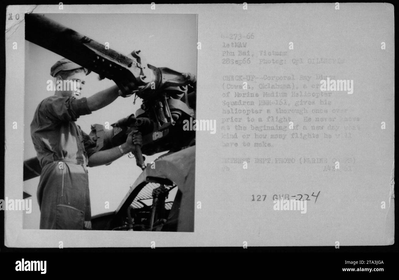 Corporal Bay Dizon von der Marine Medium Helicopter Squadron NM-161 führt am 28. September 1966 eine Inspektion vor dem Flug in Phu Bai, Vietnam durch, um Flugbereitschaft und Sicherheit zu gewährleisten. Foto vom Verteidigungsministerium. Stockfoto