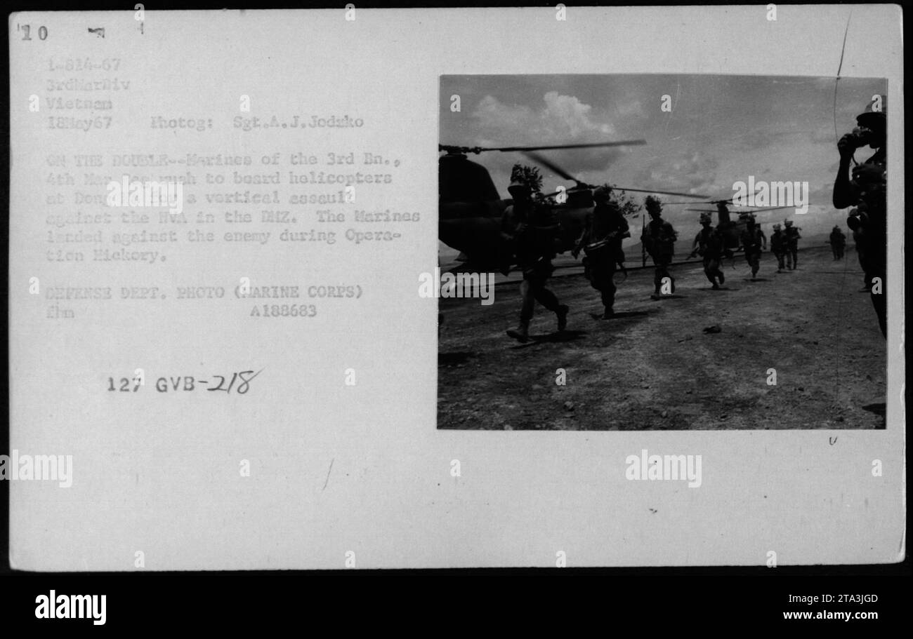 Marines des 3. Bataillons, 4. Marine-Regiment, beeilen sich, am 18. Mai 1967 an Bord der CH-46 Hubschrauber in Dong Ha zu gehen. Dieses Foto zeigt ihre Vorbereitung auf einen vertikalen Angriff auf den Feind {HVA} in der entmilitarisierten Zone {DIZ}. Diese Operation war Teil der Operation Hickory. Das Foto wurde von Sgt. A.J. Jodzko aufgenommen und wird vom Verteidigungsministerium zur Verfügung gestellt. Stockfoto