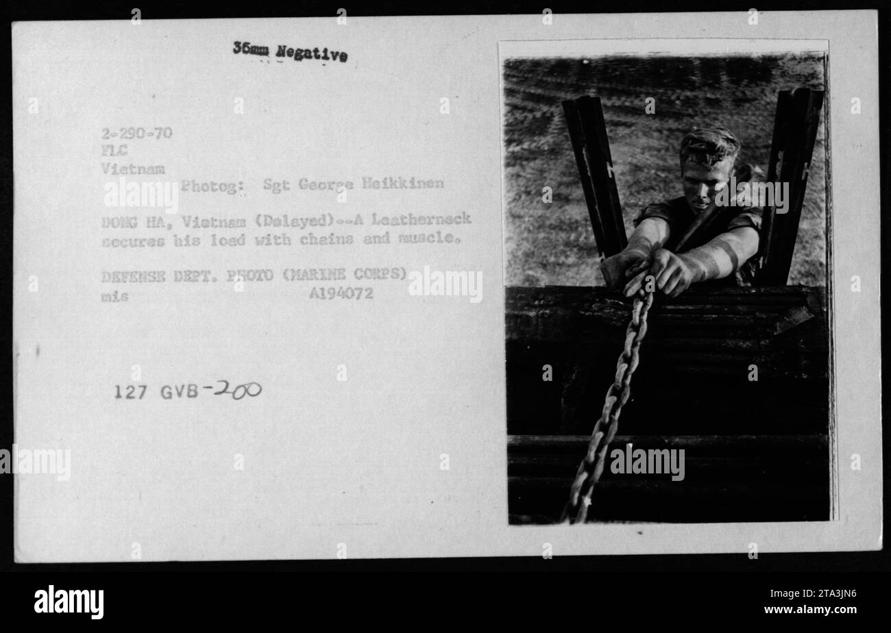 In Dong Ha sichert ein Lederhals seine Ausrüstung mit Ketten und körperlicher Anstrengung, einschließlich Foto-, Bau- und persönlicher Ausrüstung. Foto von Sgt George Heikkinen, Verteidigungsministerium. Stockfoto