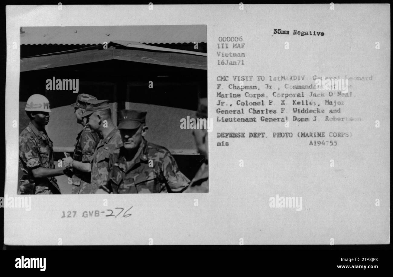 Militärangehörige, darunter General Leonard F. Chapman, Kommandant des Marine Corps, Corporal Jack O’Neal Jr., Colonel P.X. Kelley, Major General Charles F. Widdecke und Lieutenant General Donn J. Robertson, besuchen die 1. Marine Division während des Vietnamkrieges am 16. Januar 1971. Die Offiziere werden bei offiziellen Aktivitäten beobachtet. Stockfoto