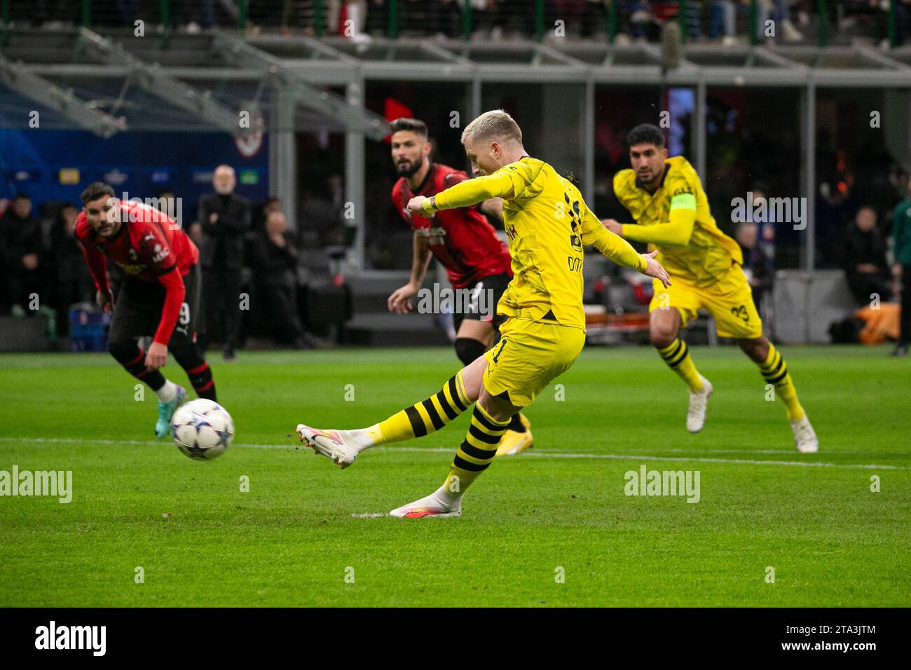 Mailand, Italien - 28. november 2023 - Champions League - Mailand-Borussia Dortmund - Marco reus borussia dortmund erzielt Elfmeter 01- Credit: Kines Milano/Alamy Live News Stockfoto