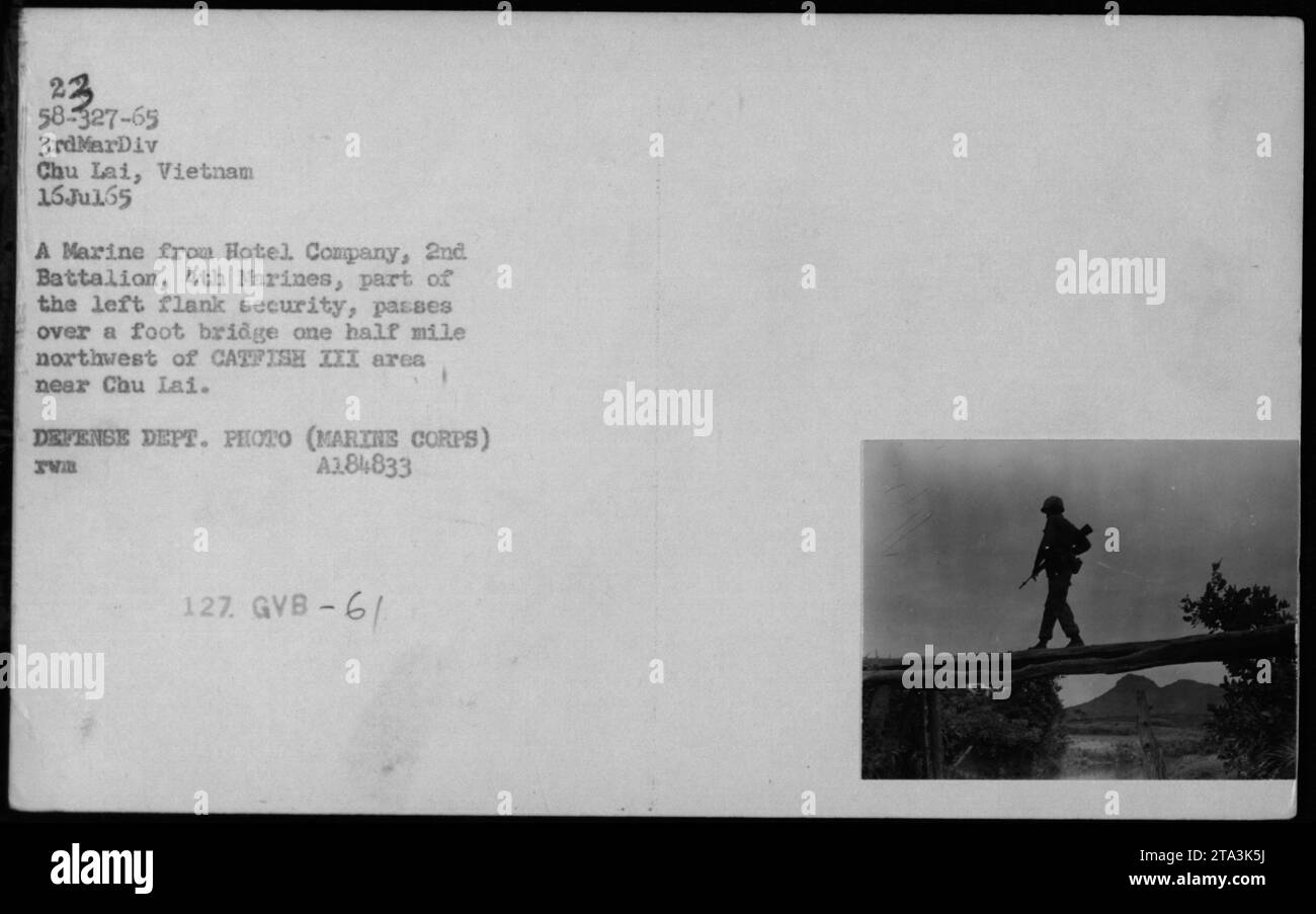 Ein Marine der Hotel Company, 2nd Battalion, 4th Marines, überquert am 16. Juli 1965 eine Fußgängerbrücke in der Nähe von Chu Lai und bietet während der Operationen im Vietnamkrieg Sicherheit an der linken Flanke. Stockfoto