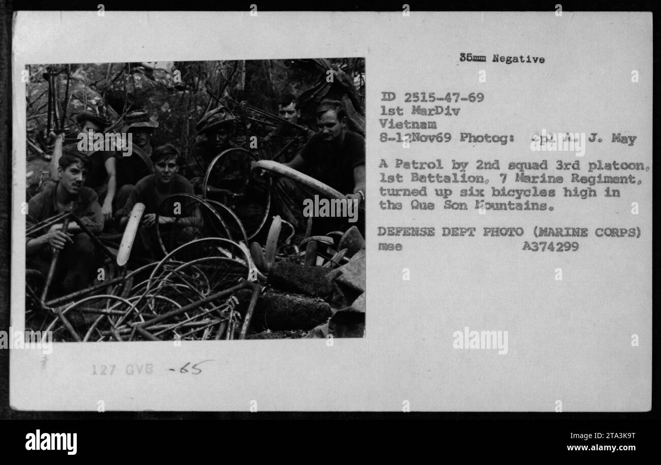 Am 8. November 1969 fanden und dokumentierten Marines aus dem 2. Squad, 3. Zug, 1. Bataillon, 7. Marine-Regiment, Gefangener Ausrüstung, einschließlich sechs Fahrräder, Nahrung, Flaggen und Vorräte in den Que Son Mountains. Foto von CPL. A. J. May während der Operationen im Vietnamkrieg. Stockfoto