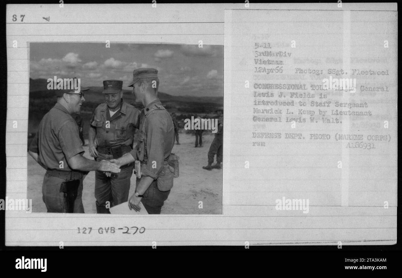 Major General Levis J. Fields wird Staff Sergeant Marwick L. Keup von Generalleutnant Levis W. Walt während einer Kongressreise am 12. April 1966 vorgestellt. Auf dem Foto werden Offiziere und Beamte, darunter Lyndon Johnson und Col P X Kelley, während eines Besuchs in Vietnam gefangen. Stockfoto