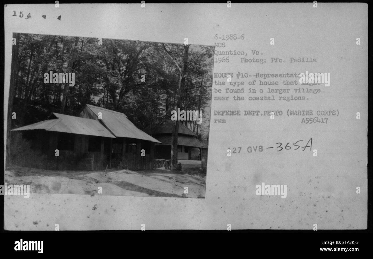 US-Marines aus Quantico, Virginia, patrouillieren 1966 in einem Dorf in Vietnam. Das Bild zeigt ein typisches Haus, das während des Krieges in Küstendörfern gefunden wurde. Es ist Teil einer Sammlung, die die amerikanischen Militäraktivitäten während des Vietnamkriegs zeigt und die Interaktionen der Soldaten mit lokalen Gemeinschaften hervorhebt. Fotograf: Pfc. Padilla. Verteidigungsabteilung Foto, TWB A556417. Stockfoto