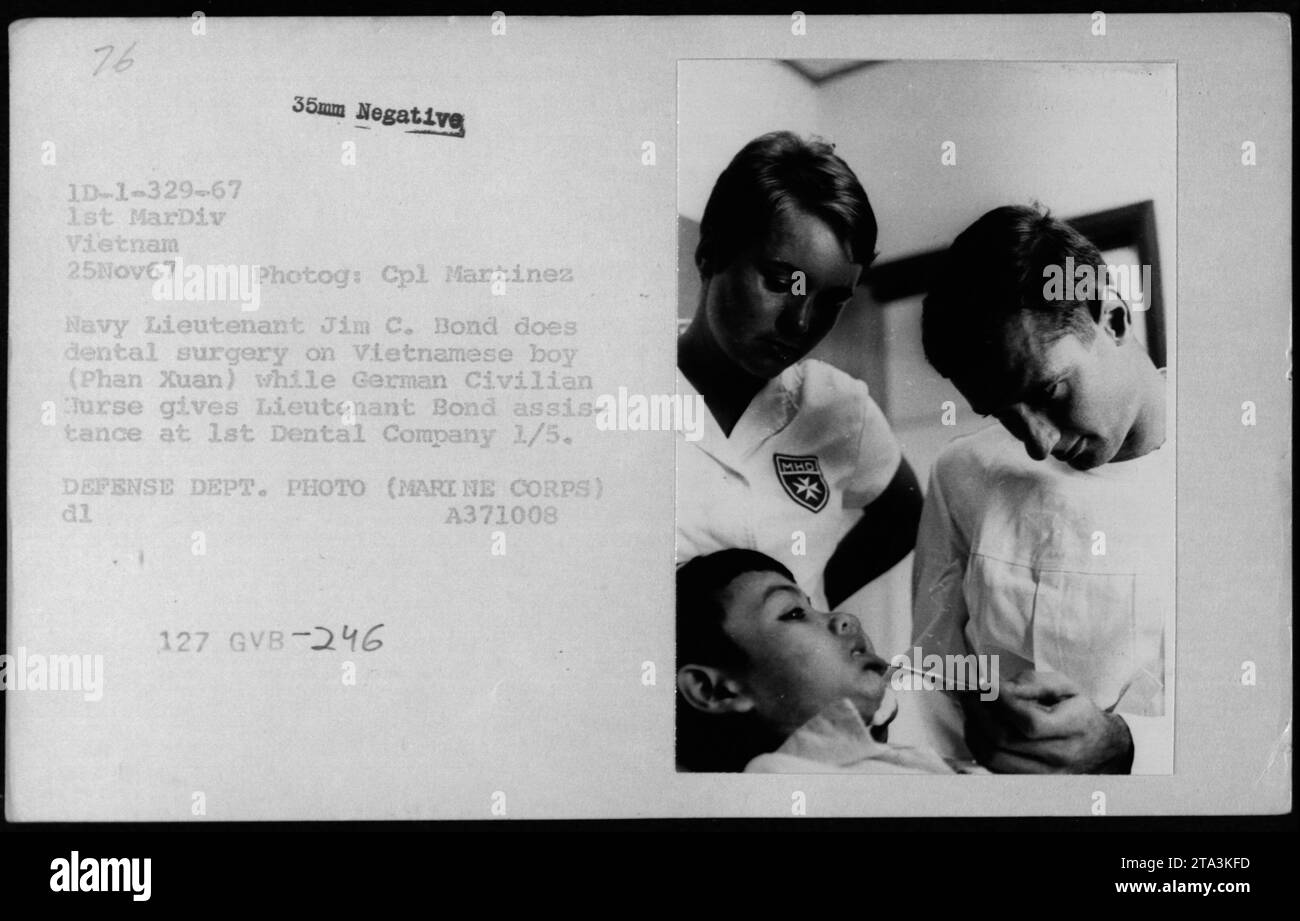 Navy Leutnant Jim C. Bond führt am 25. November 1967 während einer MEDCAP-Veranstaltung in Vietnam eine Zahnchirurgie an einem vietnamesischen Jungen namens Phan Xuan durch. Deutsche Ziviljurse unterstützt Lieutenant Bond bei der 1. Dental Company 1/5 der 1. MarDiv. Foto von CPL Martinez. Stockfoto