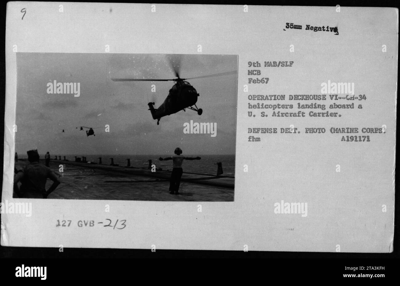 US-Marine-Hubschrauber landen auf einem Flugzeugträger während der Operation Deckhouse VI im Februar 1967. Dieses Foto zeigt einen Moment amerikanischer Militäraktivitäten während des Vietnamkriegs. Stockfoto