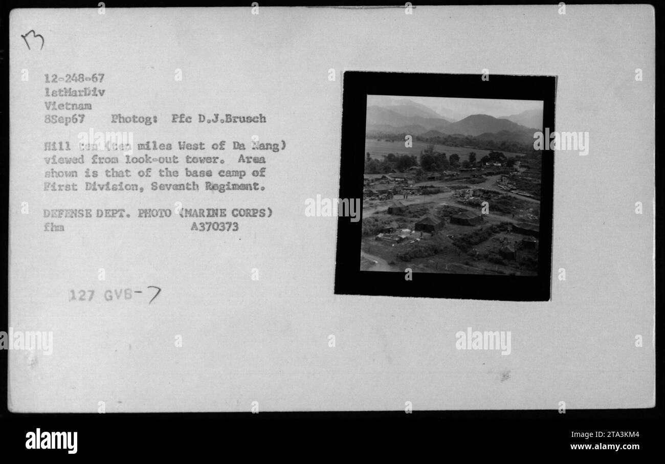 Luftaufnahme des Hill Ten Base Camps, 16 Meilen westlich von da Nang, Vietnam, mit der ersten Division, dem Siebten Regiment des U.S. Marine Corps am 8. September 1967, die von PFC D.J. Brusch gefangen genommen wurde. Stockfoto