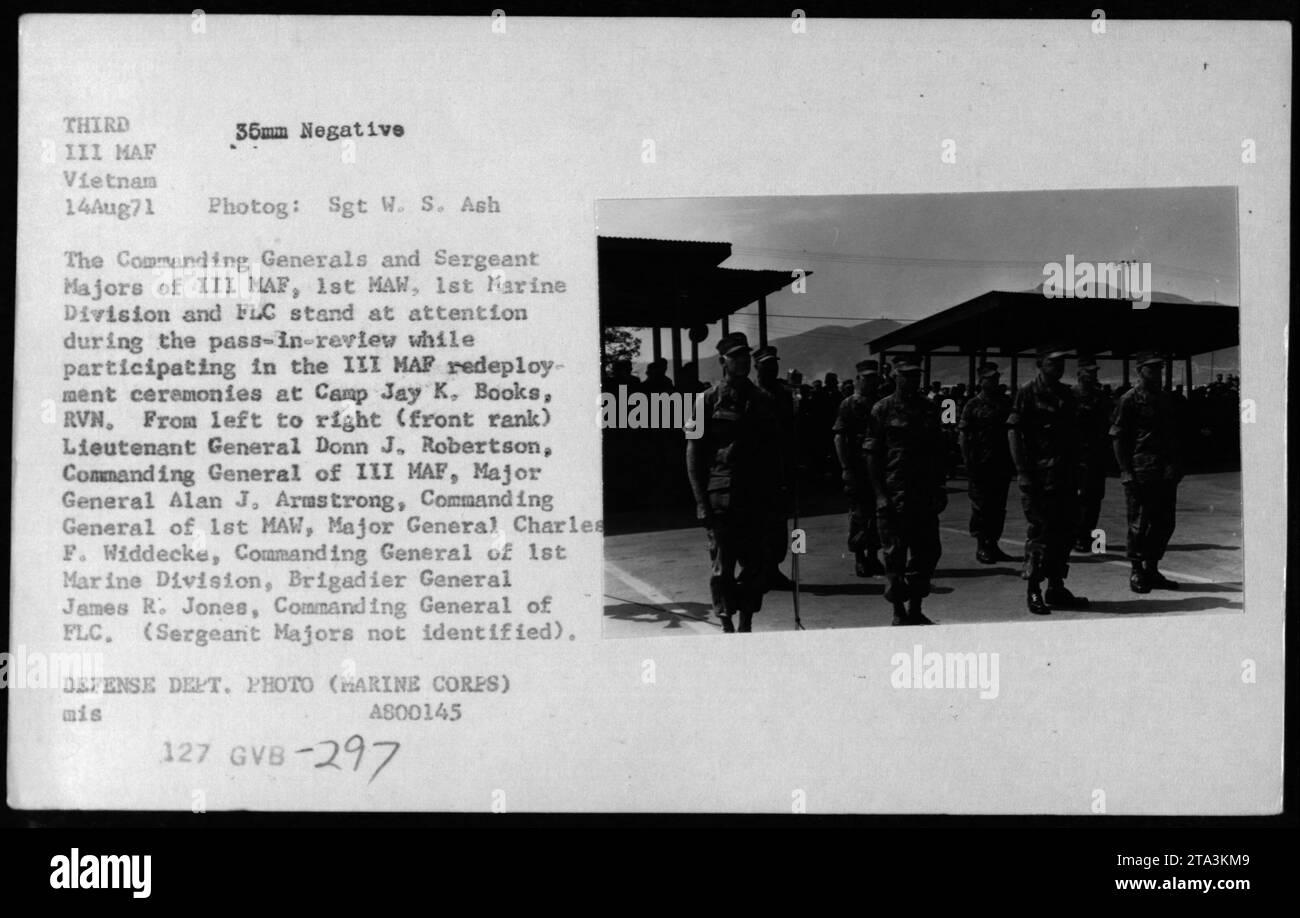 Kommandierende Generäle und Sergeant Majors der III. MAF, 1. MAW, 1. Marine Division und FLC nehmen am 14. August 1971 an den III. MAF-Umschiebungszeremonien in Camp Jay K, Books, RVN Teil. Die Offiziere und Generäle stehen während der Überprüfung zur Kenntnis. Sergeant Majors nicht identifiziert. Stockfoto