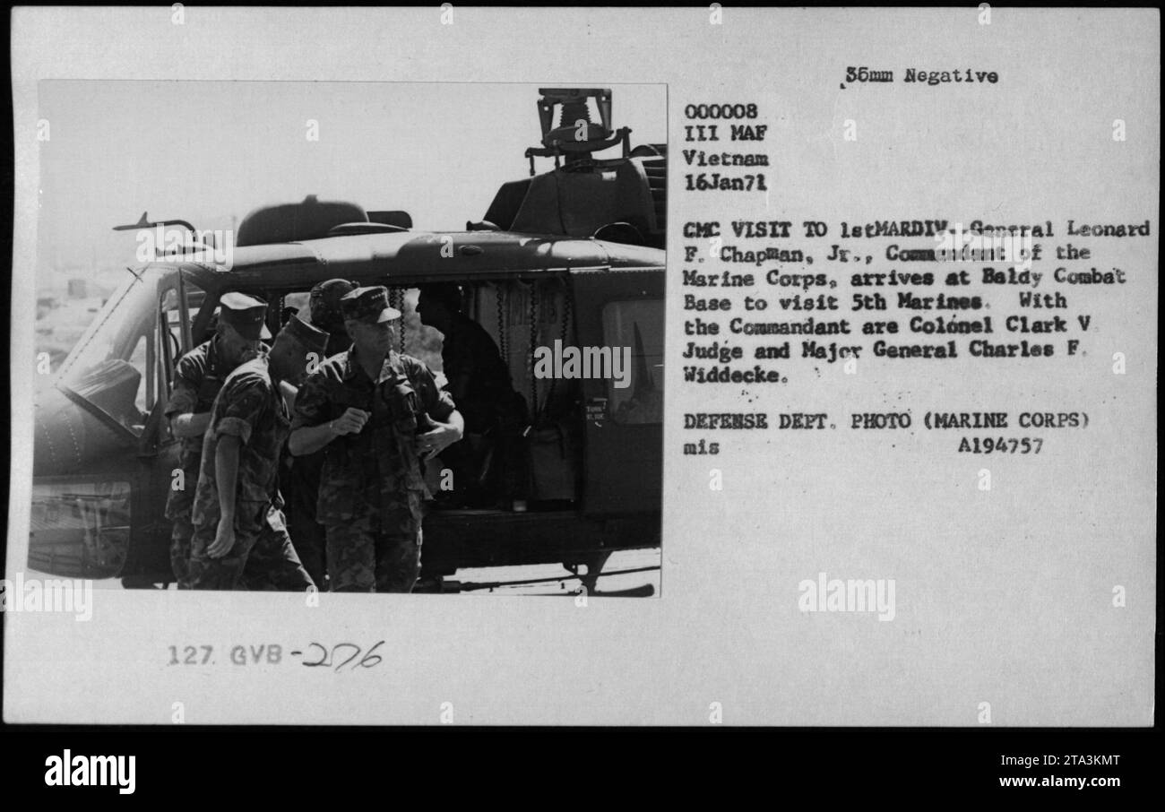 General Leonard F. Chapman, Kommandant des Marine Corps, besucht am 16. Januar 1971 die Baldy Combat Base in Vietnam, begleitet von Colonel Clark V. Richter und Major General Charles F. Widdecke, um sich mit den 5. Marines zu treffen. Das Foto wurde vom Verteidigungsministerium aufgenommen. Stockfoto