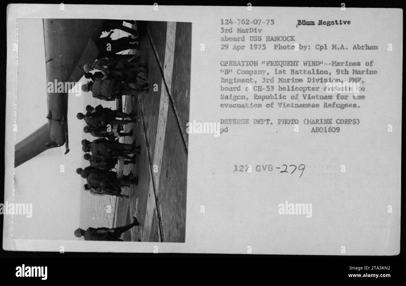 Marines der B-Kompanie, 1. Bataillon, 9. Marine-Regiment, 3. Marine-Division, besteigen am 29. April 1975 einen CH-53 Hubschrauber, um vietnamesische Flüchtlinge aus Saigon während der Operation Frequent Wind zu evakuieren. Stockfoto