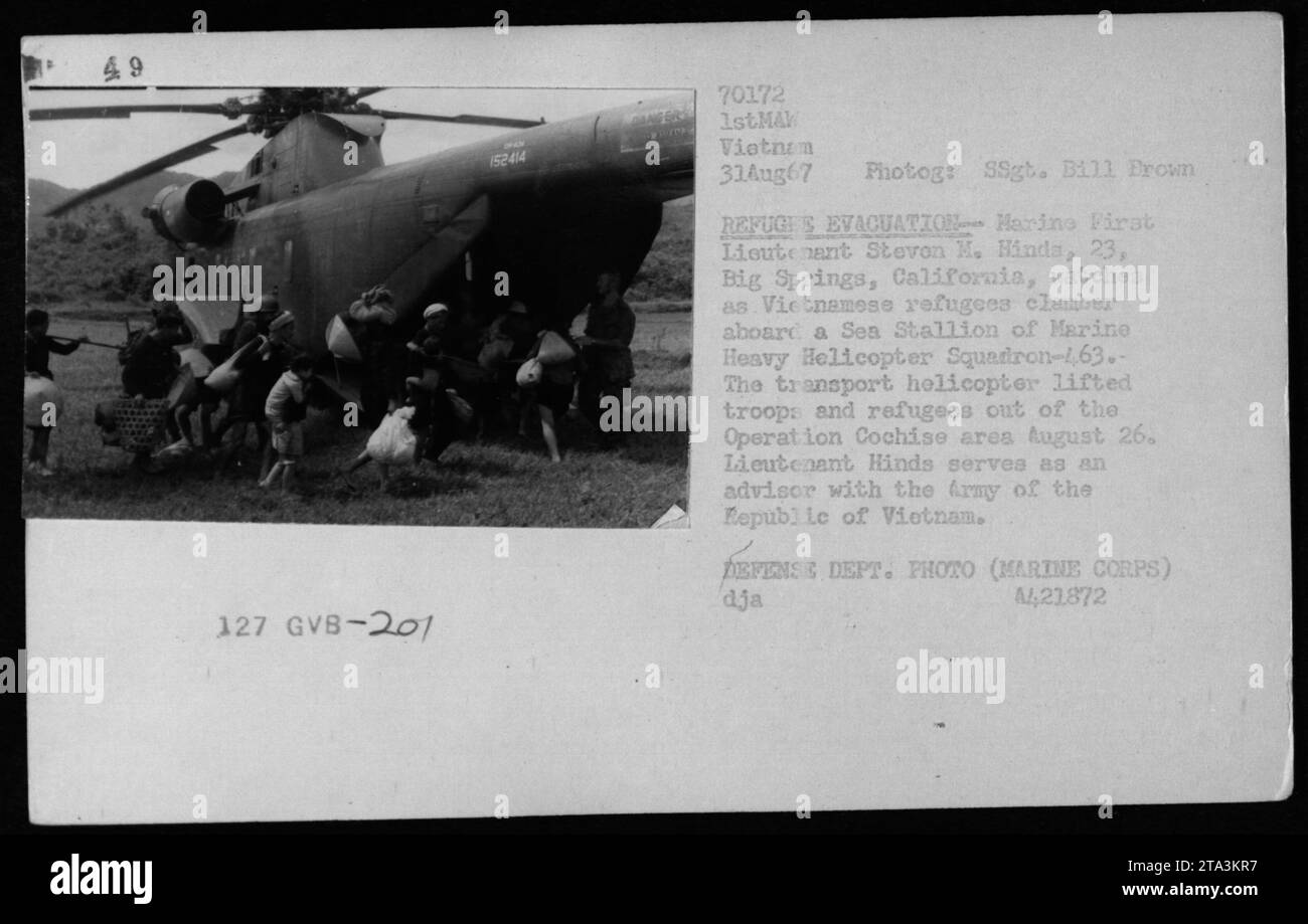Am 31. August 1967 überwachte Marineoberleutnant Stevon M. Hinds vietnamesische Flüchtlinge, die während einer Evakuierungsoperation in der Operation Cochise an Bord eines schweren Helicopter Squadron-463 Sea Hengst gingen. Er diente als Berater der Armee der Republik Vietnam und half beim Transport von Truppen und Zivilisten. Das Foto ist Teil der Sammlung des Verteidigungsministeriums. Stockfoto