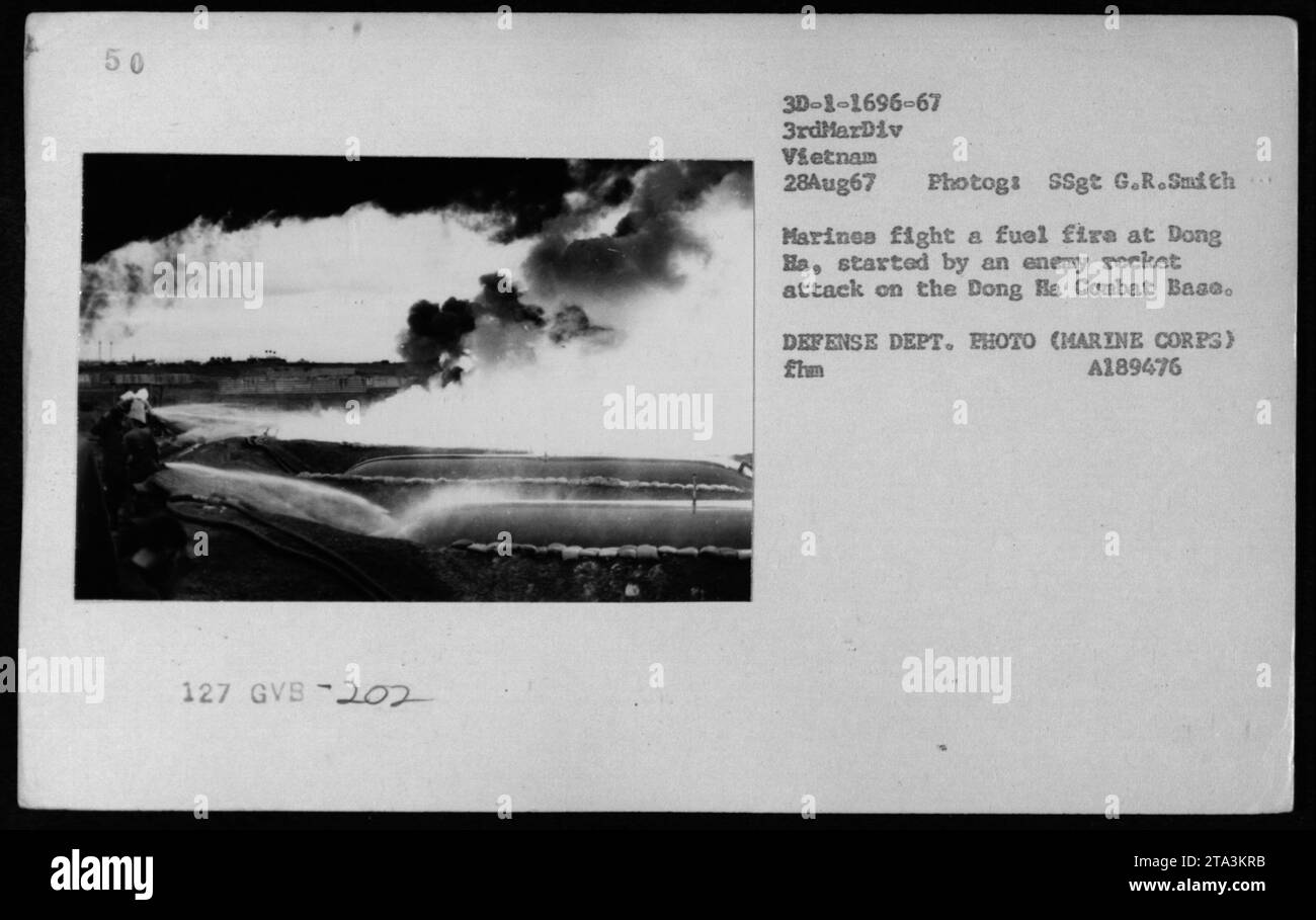 Am 28. August 1967 bekämpften Marines der 3. Marine-Division einen Treibstoffbrand auf der Dong Ha Combat Base in Vietnam, der durch einen feindlichen Sockelangriff verursacht wurde, fotografiert von SSgt G.R. Smith. Stockfoto