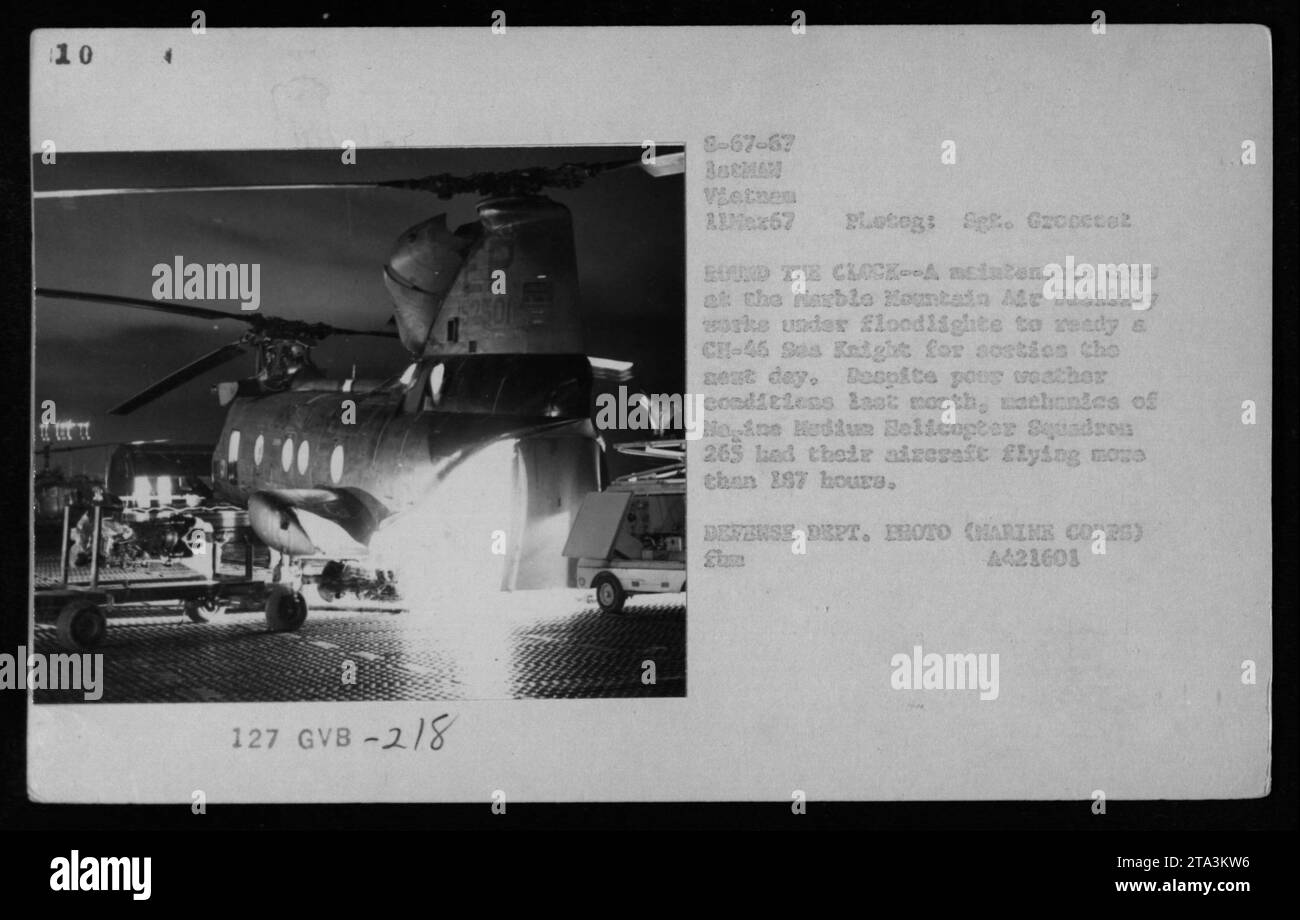 Die Instandhaltungsmitglieder der Marble Mountain Marine Facility arbeiten unter Flutlichtern, um einen CH-46 Sea Knight Hubschrauber für den Betrieb vorzubereiten. Trotz schlechter Wetterbedingungen im Vormonat mussten die Mechaniker der HMM-265-Geschwader über 187 Flugstunden abfliegen. Foto am 11. März 1967. Stockfoto