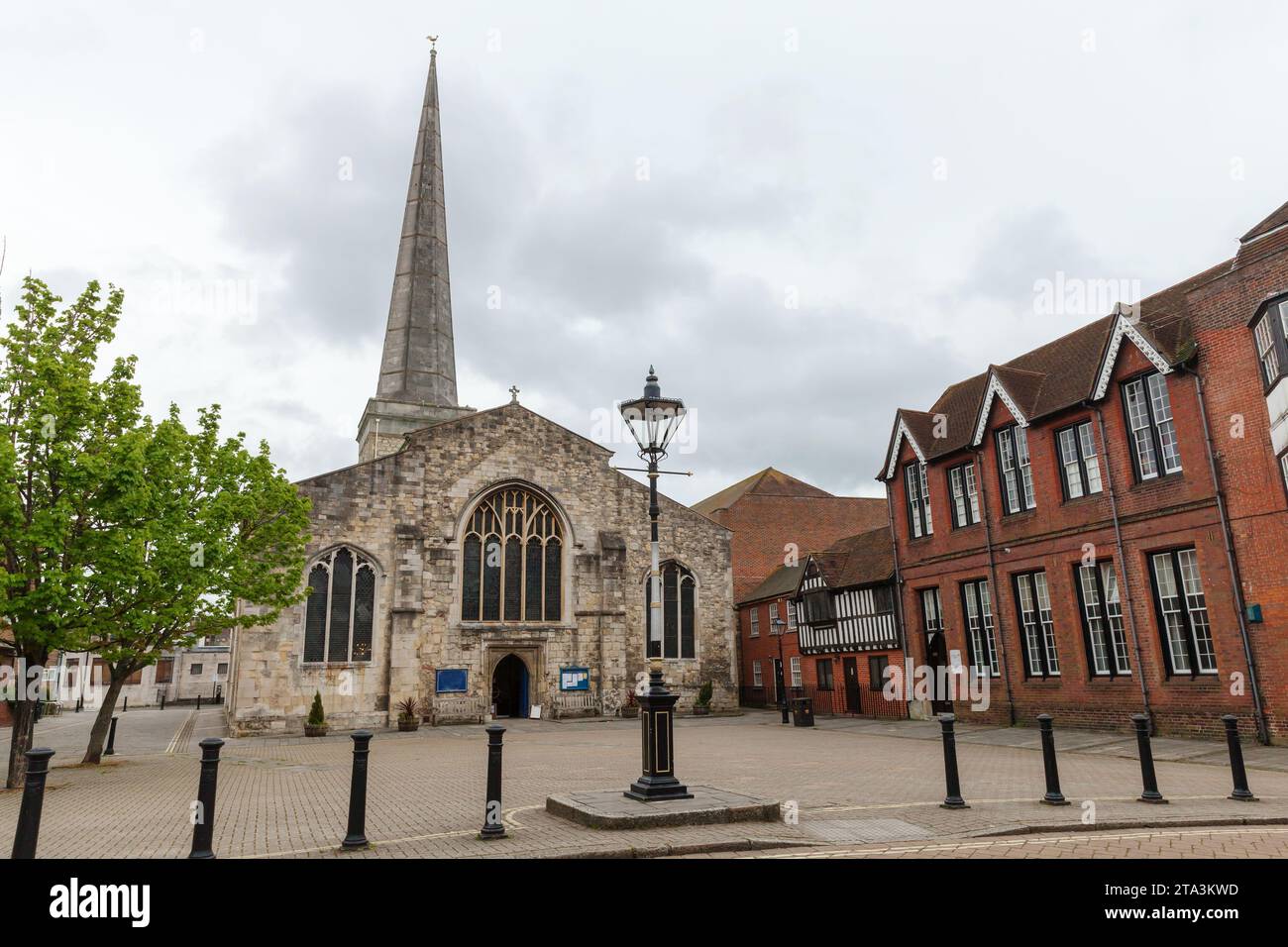 Blick auf den St. Michaels Square mit Straßenlaternen auf Saint Michael the Archangel, der ältesten Kirche in Southampton, Großbritannien Stockfoto